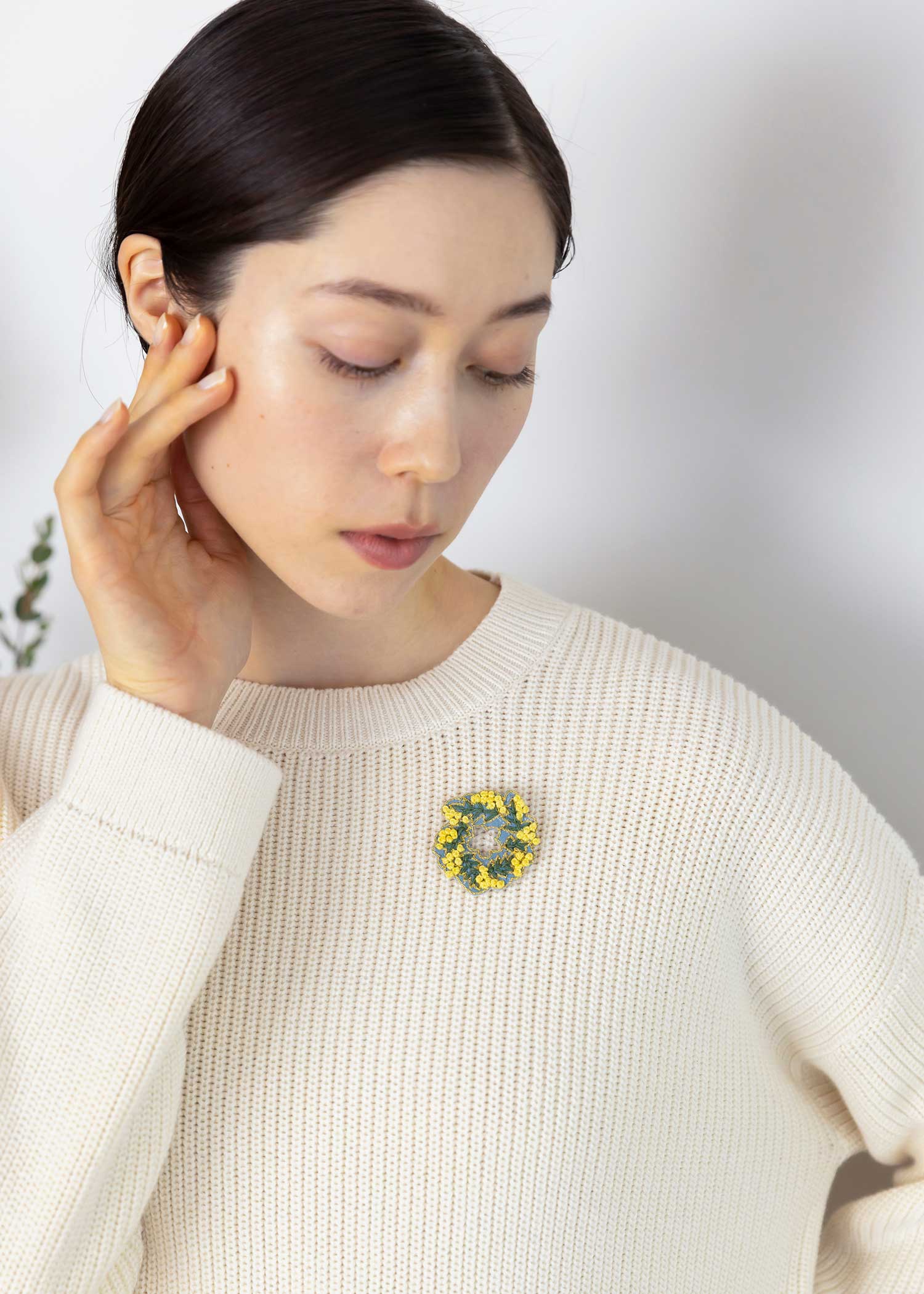 手刺繍ブローチ ミモザ
