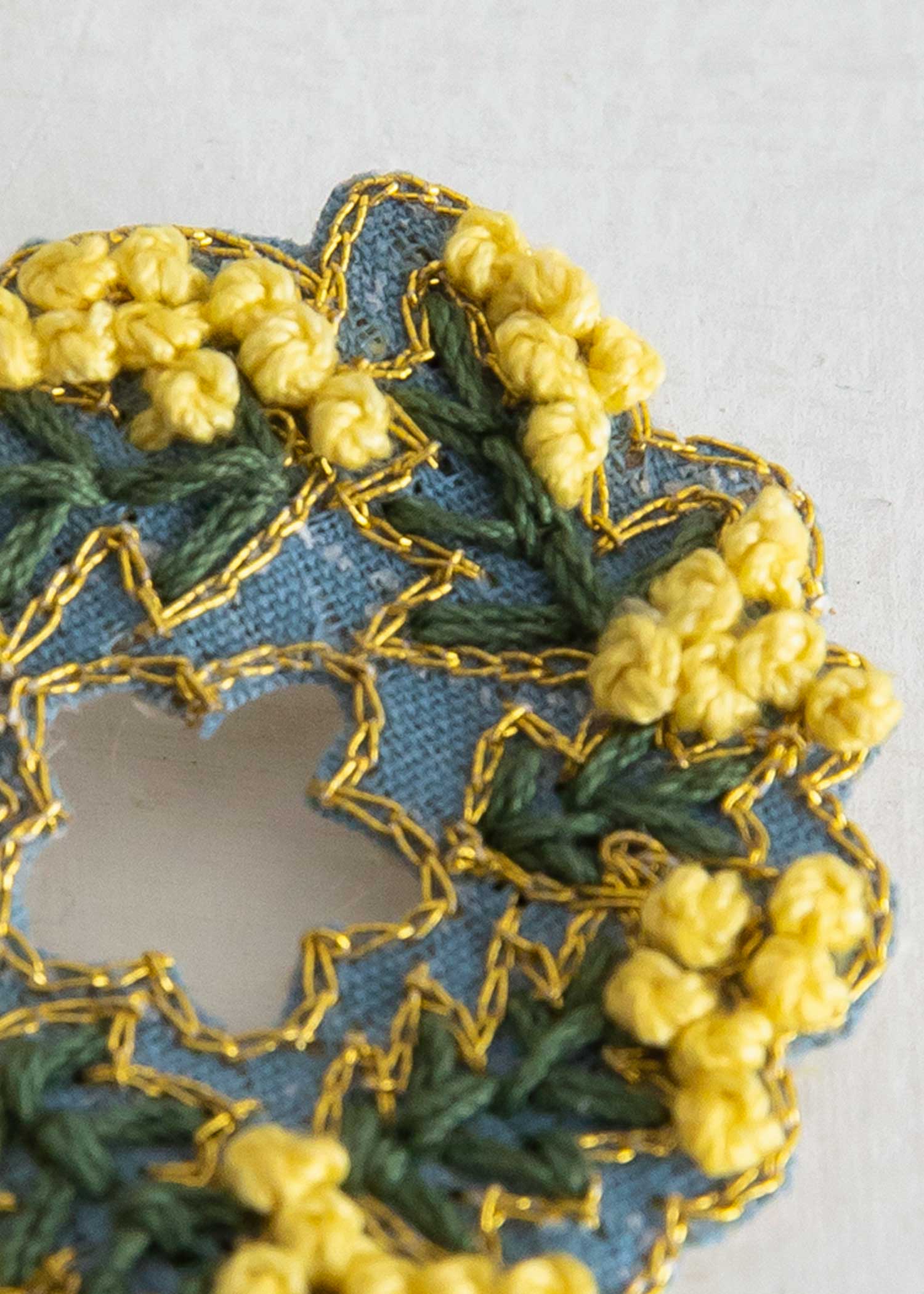 手刺繍ブローチ ミモザ