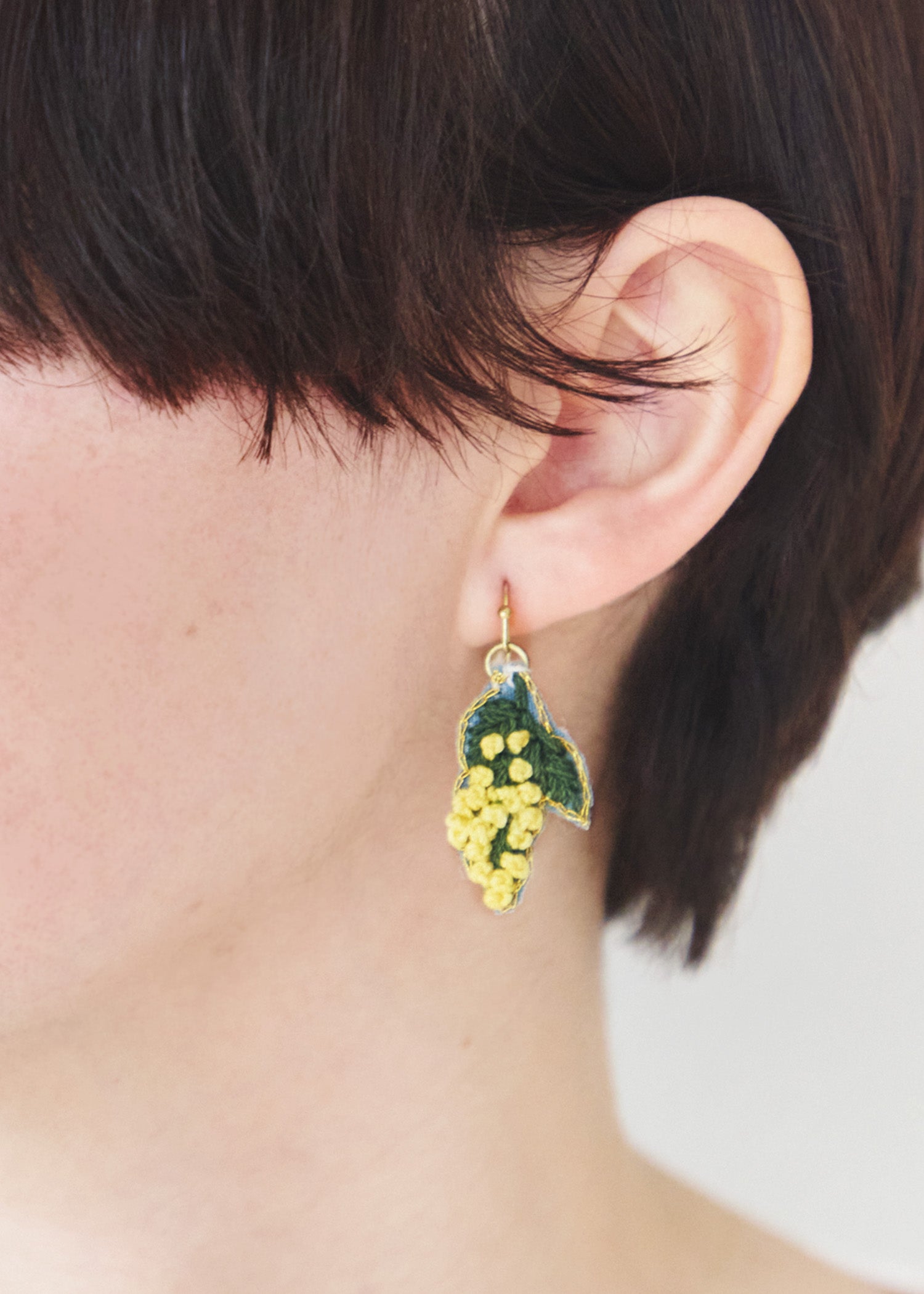 手刺繍ピアス ミモザ