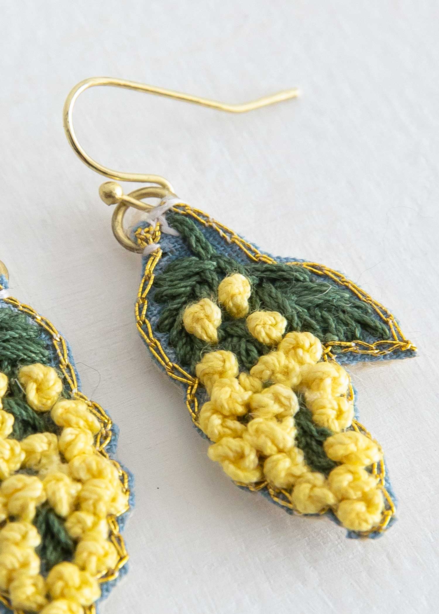 手刺繍ピアス ミモザ