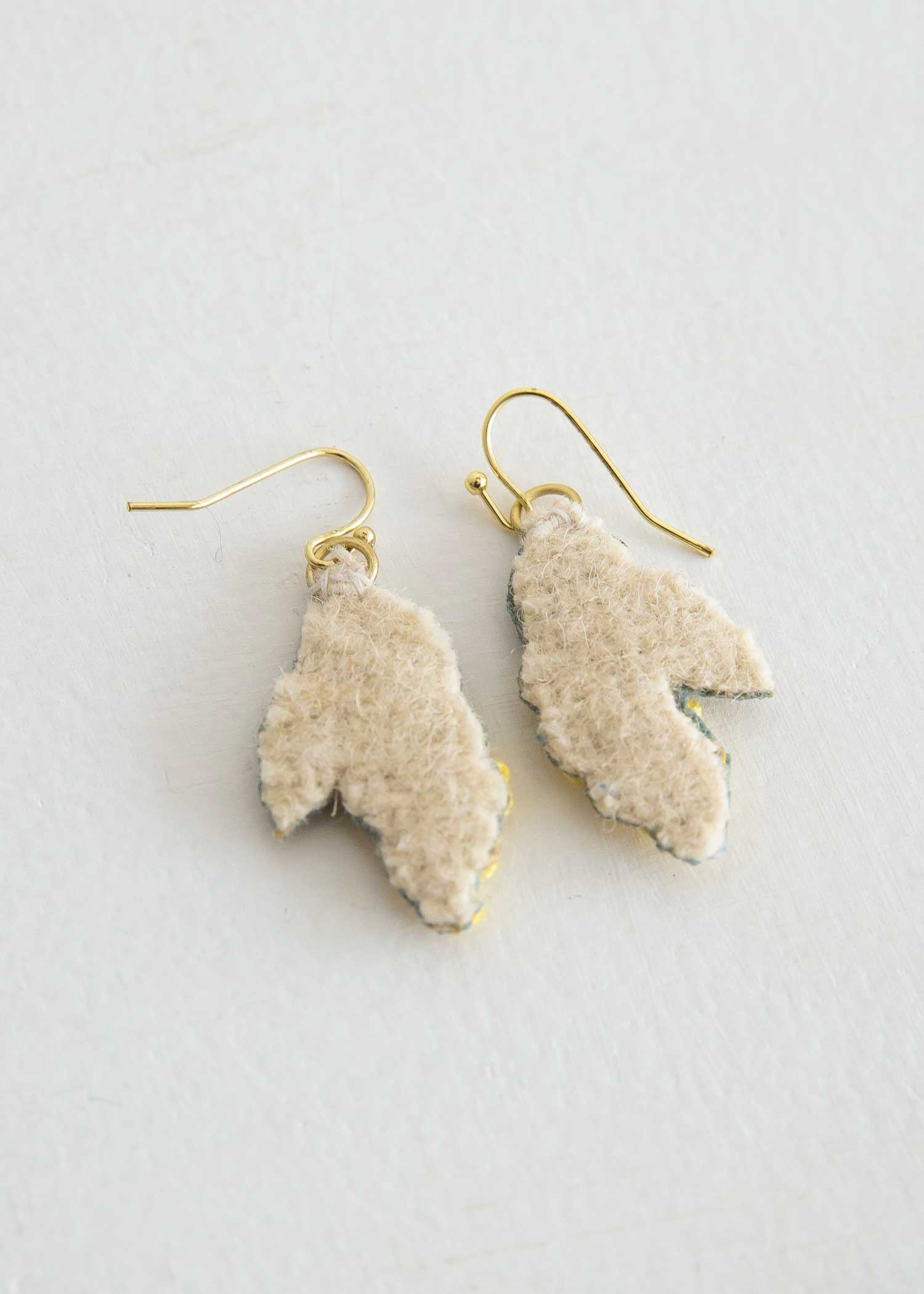 手刺繍ピアス ミモザ