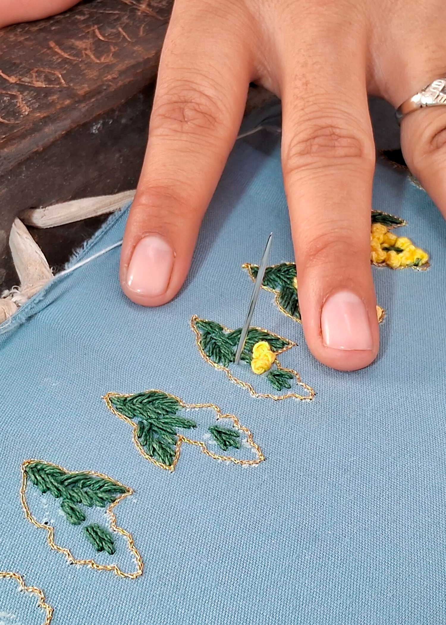手刺繍ピアス ミモザ