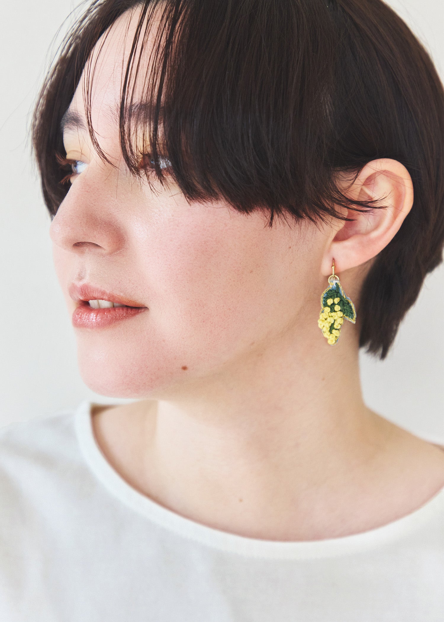 手刺繍ピアス ミモザ
