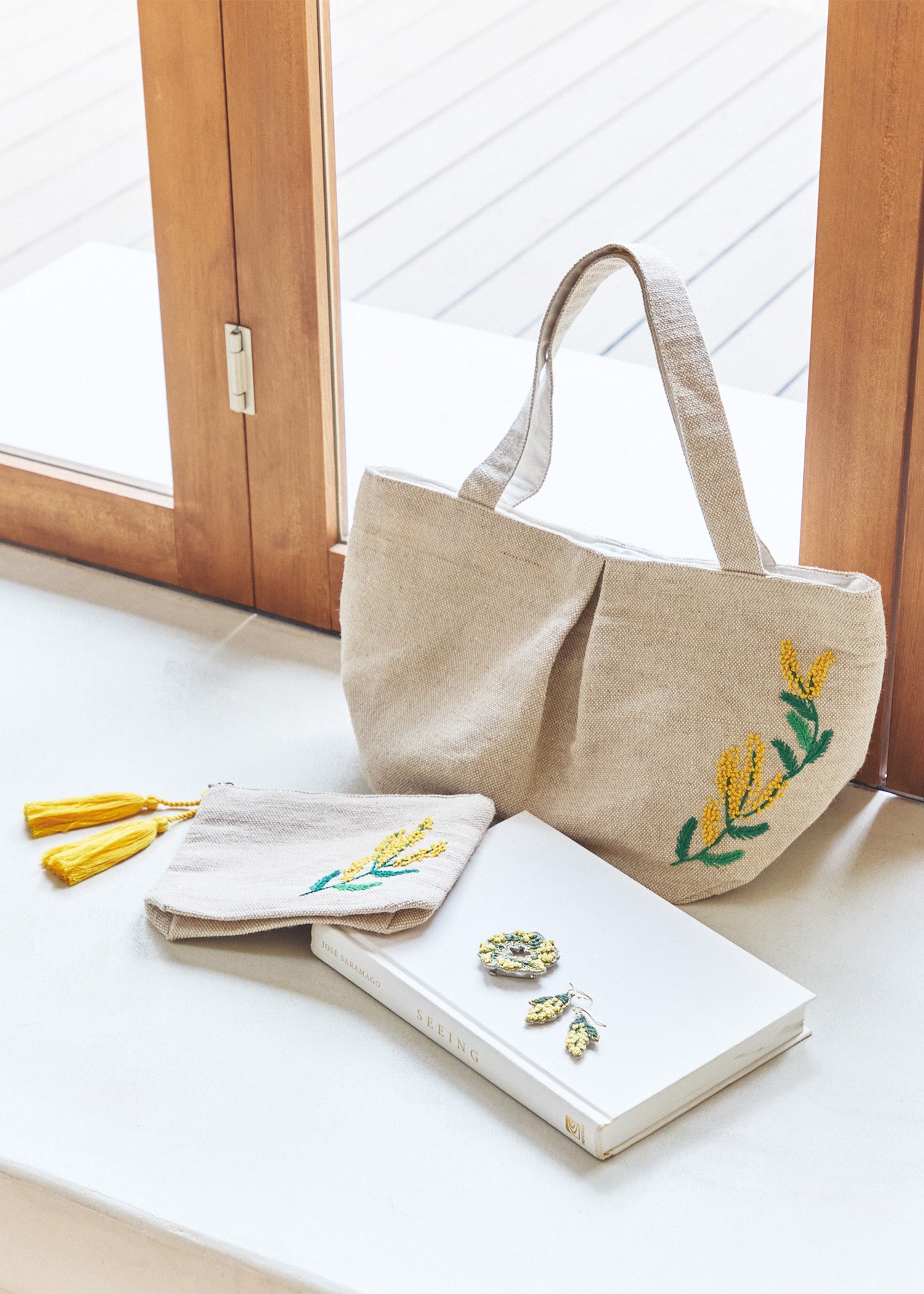 手刺繍ピアス ミモザ