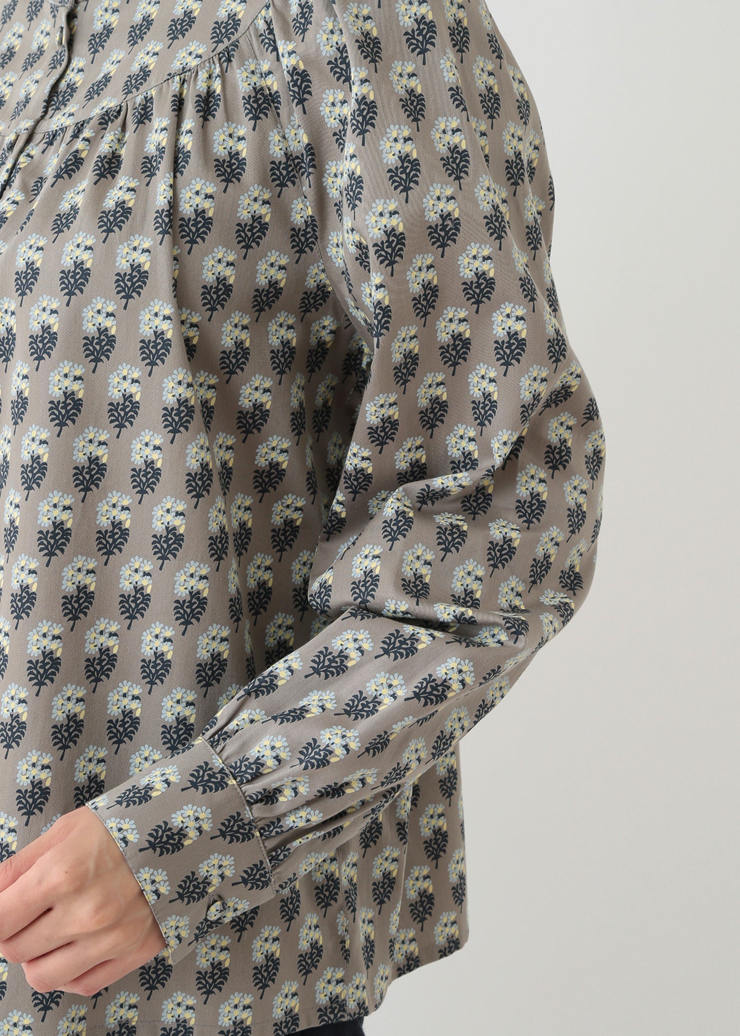 V&A オーガニックコットンサテンギャザーブラウス エスター柄