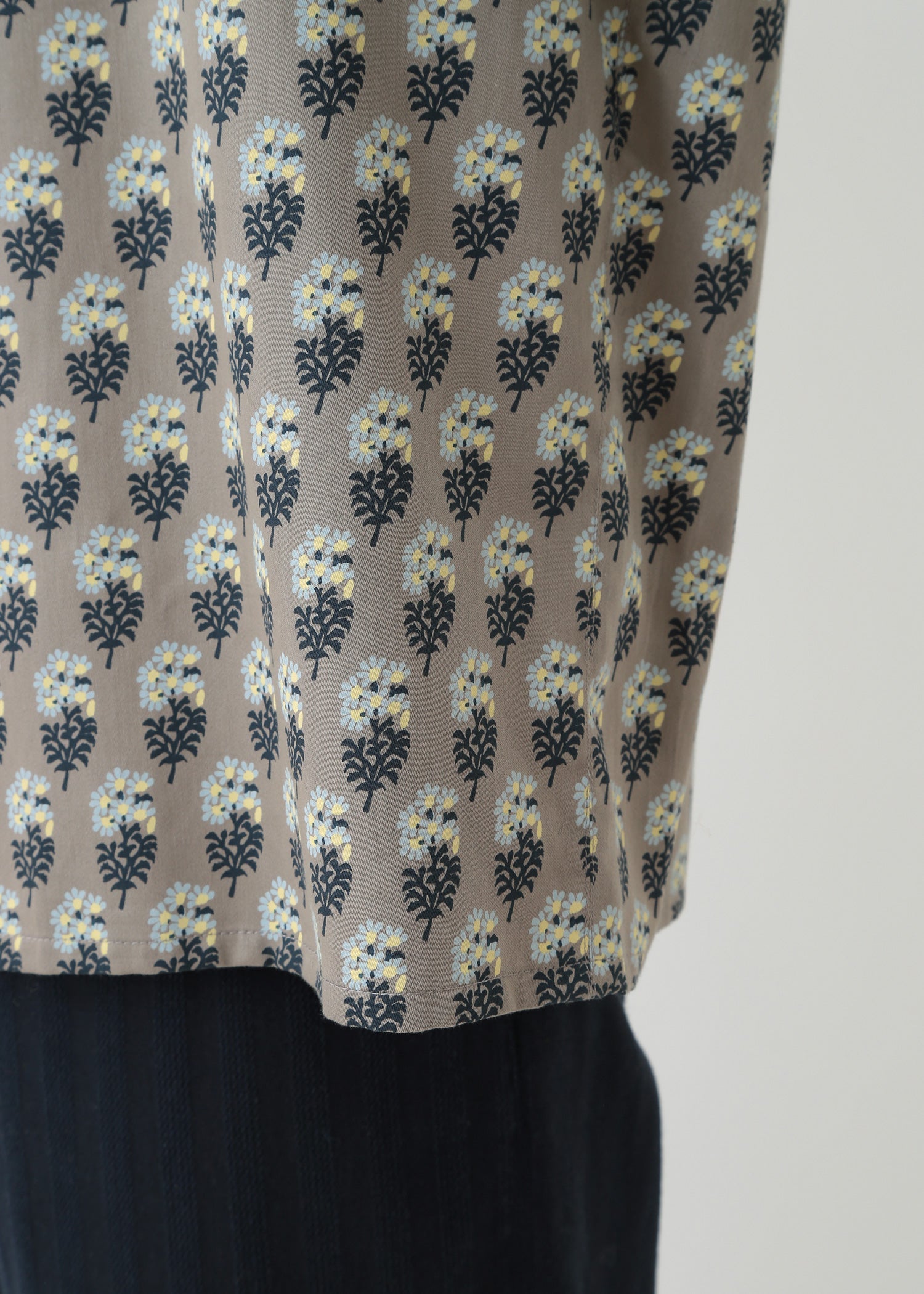 V&A オーガニックコットンサテンギャザーブラウス エスター柄