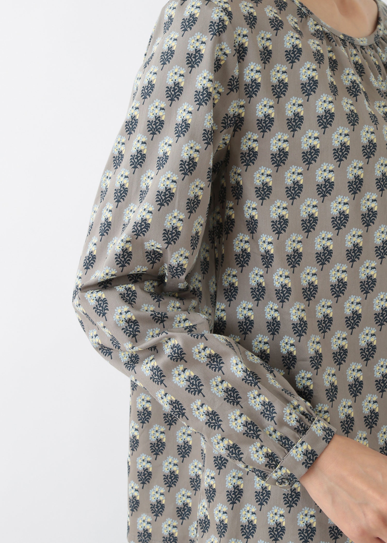 V&A オーガニックコットンサテンギャザープルオーバー エスター柄