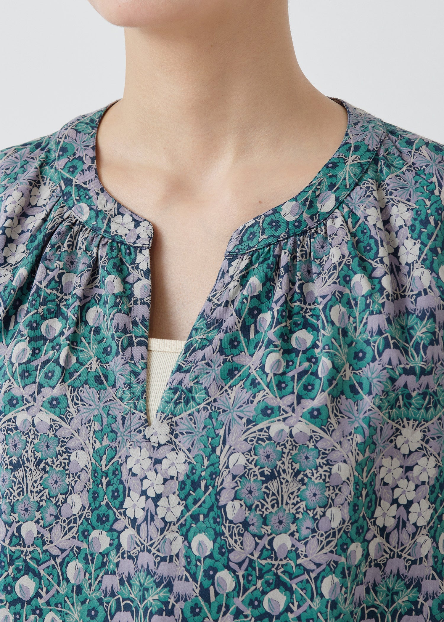 V&A オーガニックコットンサテンブラウス コロンバイン柄