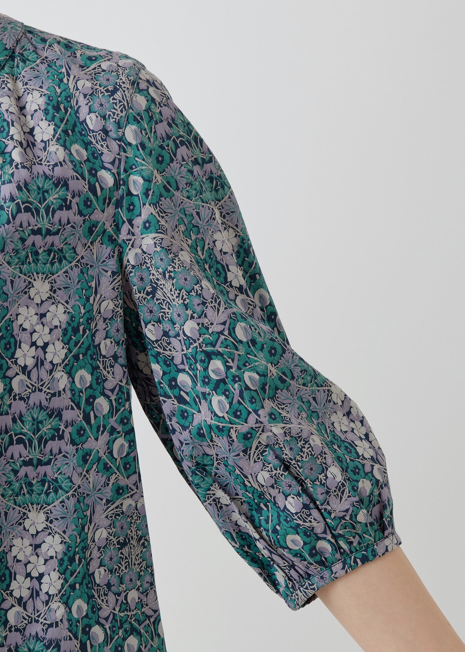 V&A オーガニックコットンサテンブラウス コロンバイン柄