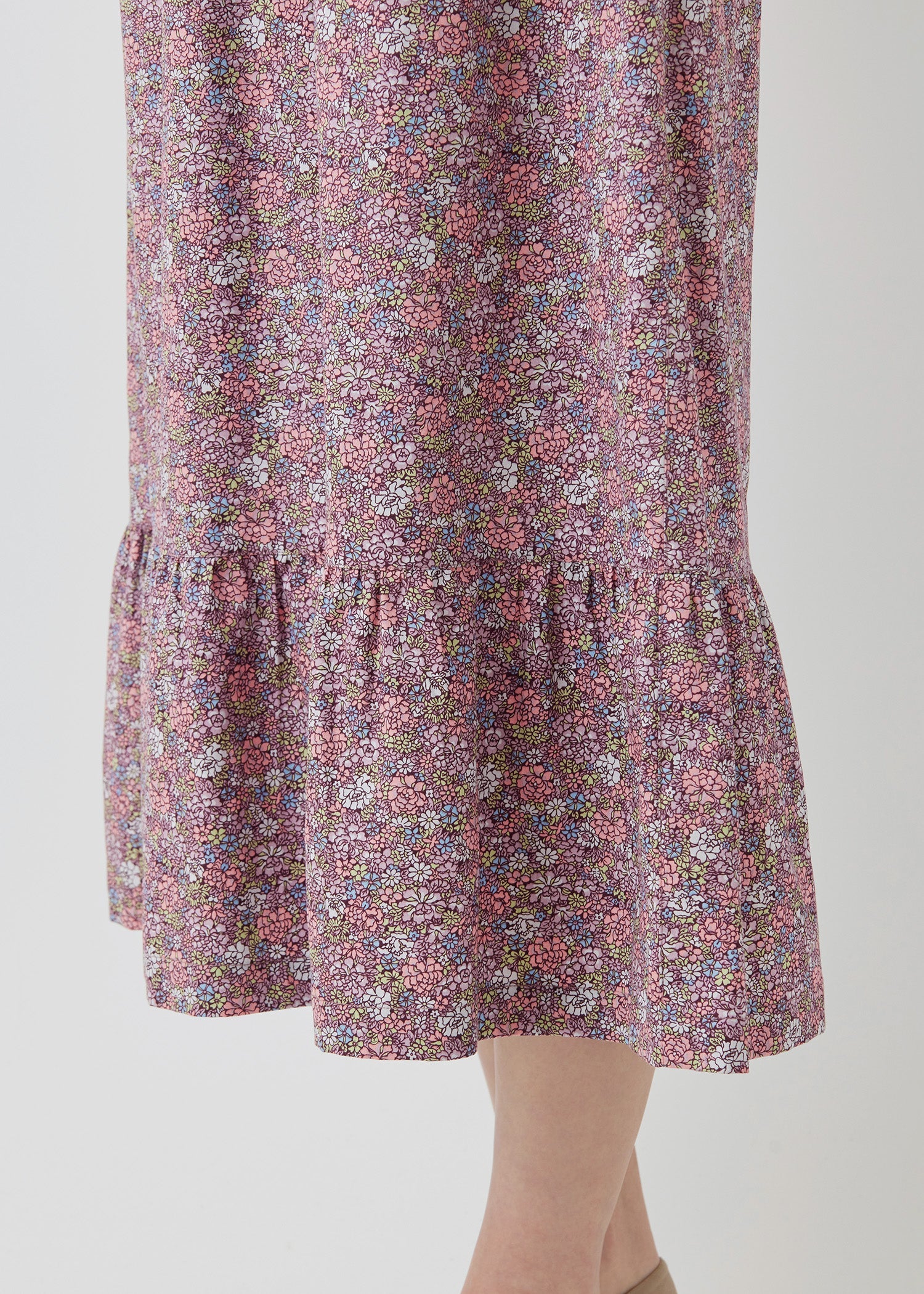 V&A オーガニックコットンサテンVネックワンピース フローラリア柄