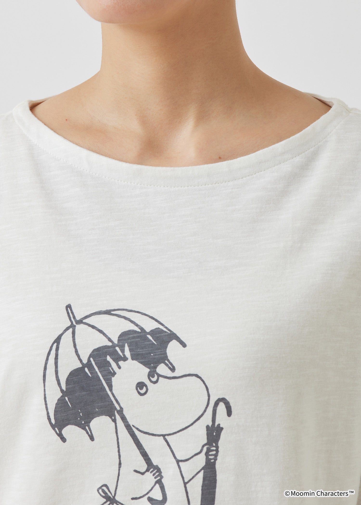 ムーミン オーガニックコットンビッグTシャツ・傘を届けるムーミンママ