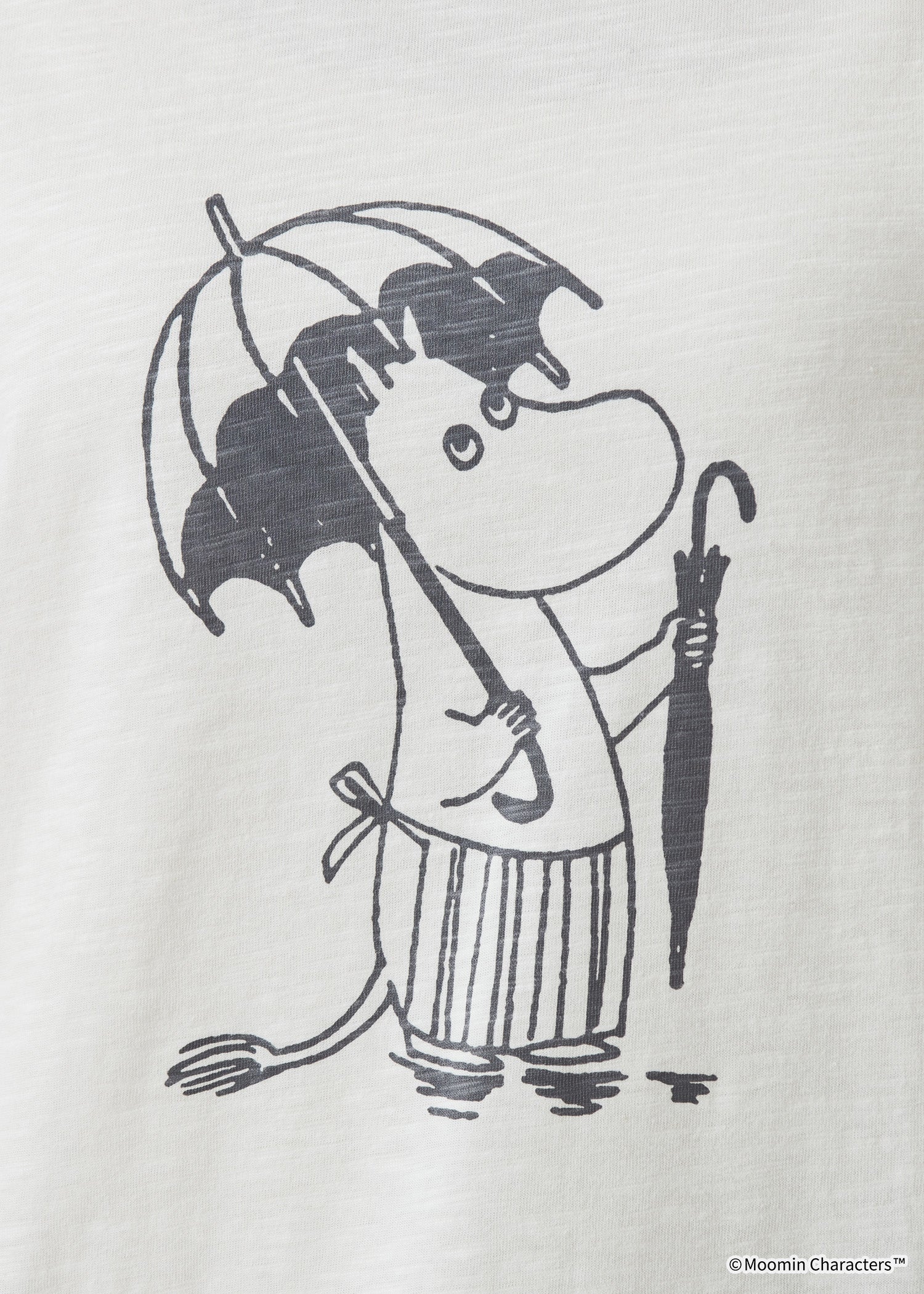 ムーミン オーガニックコットンビッグTシャツ・傘を届けるムーミンママ