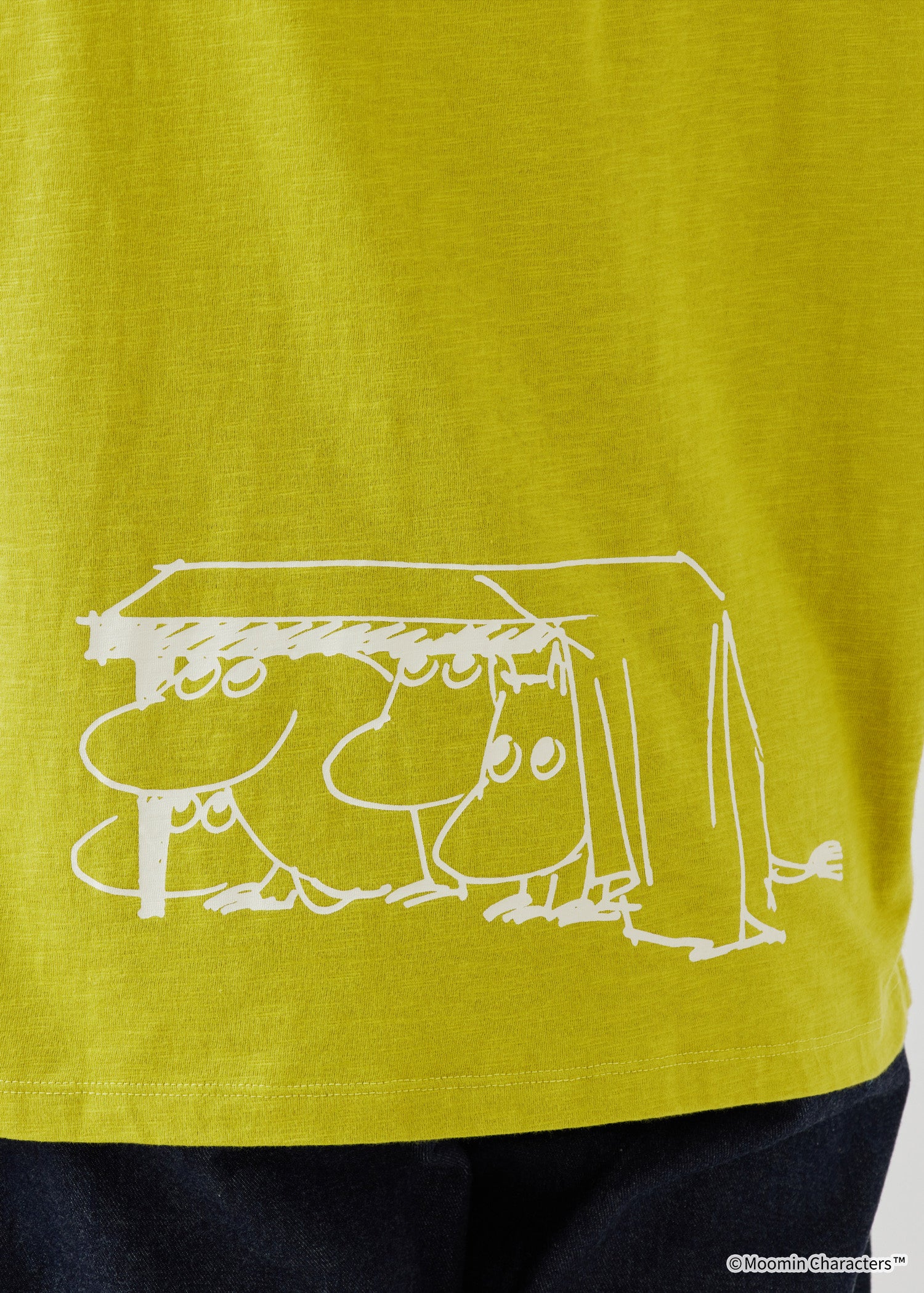 ムーミン オーガニックコットンビッグTシャツ・テーブルの下のムーミンたち