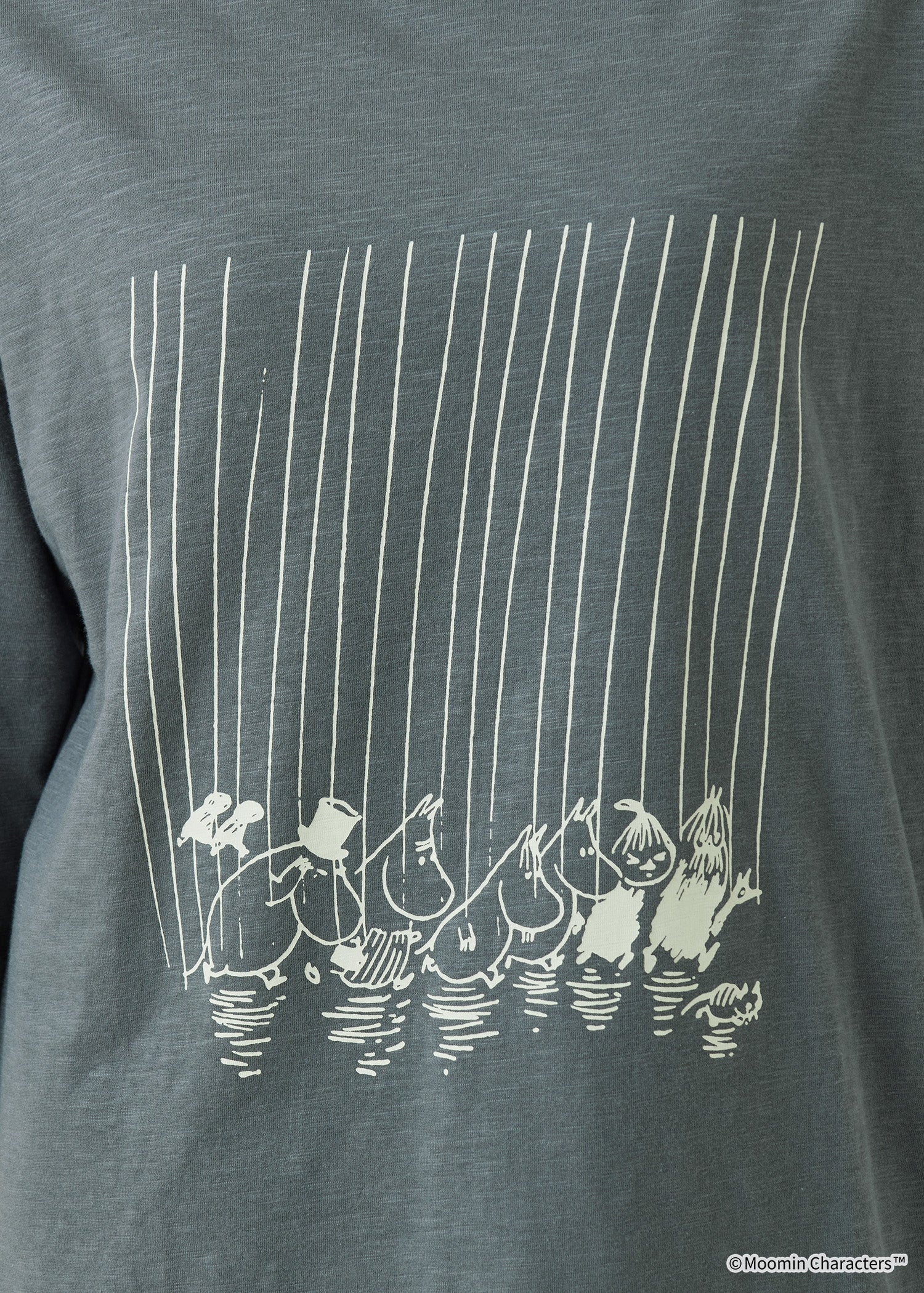 ムーミン オーガニックコットンビッグTシャツ・スコールにあわてるムーミンたち