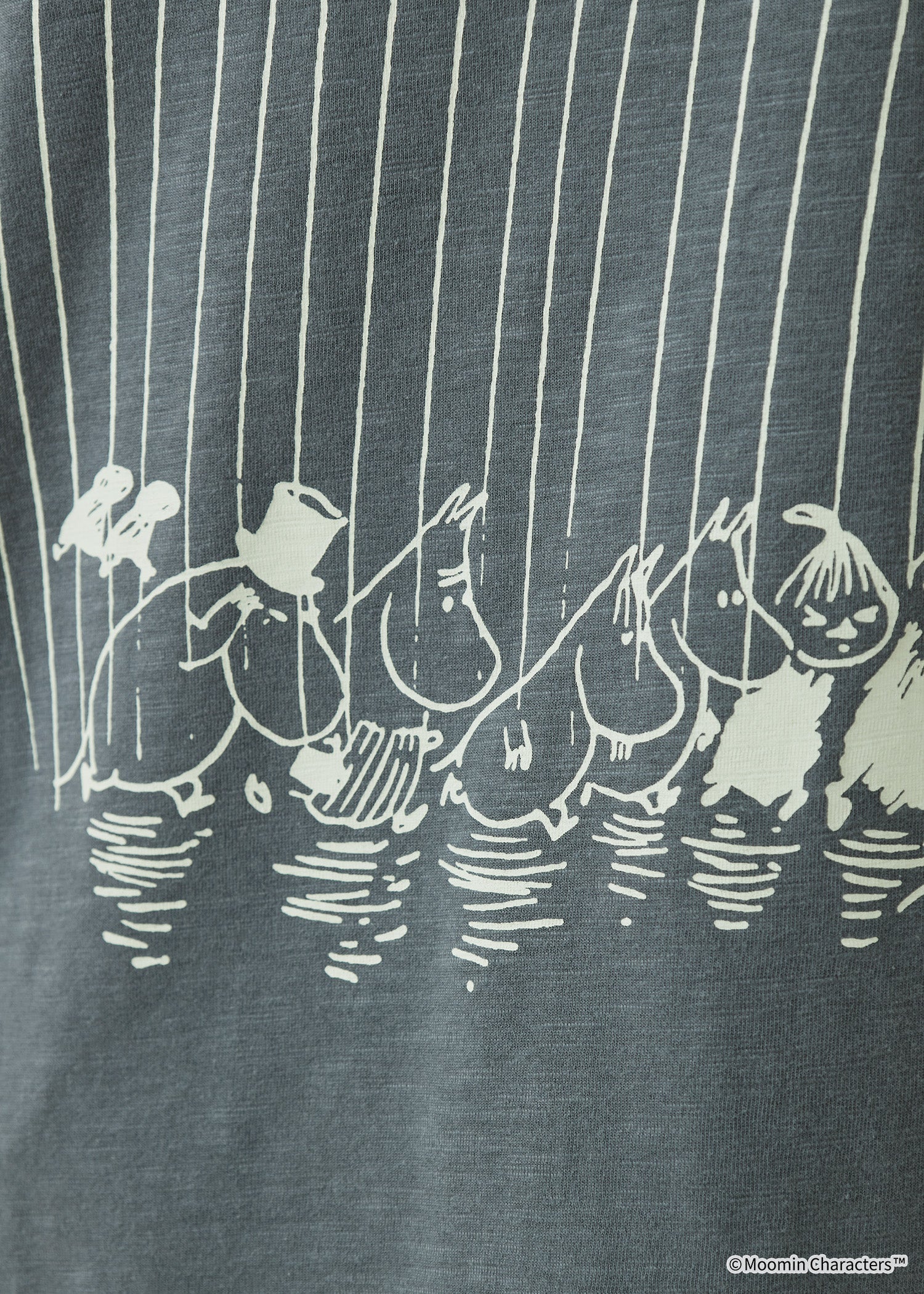 ムーミン オーガニックコットンビッグTシャツ・スコールにあわてるムーミンたち