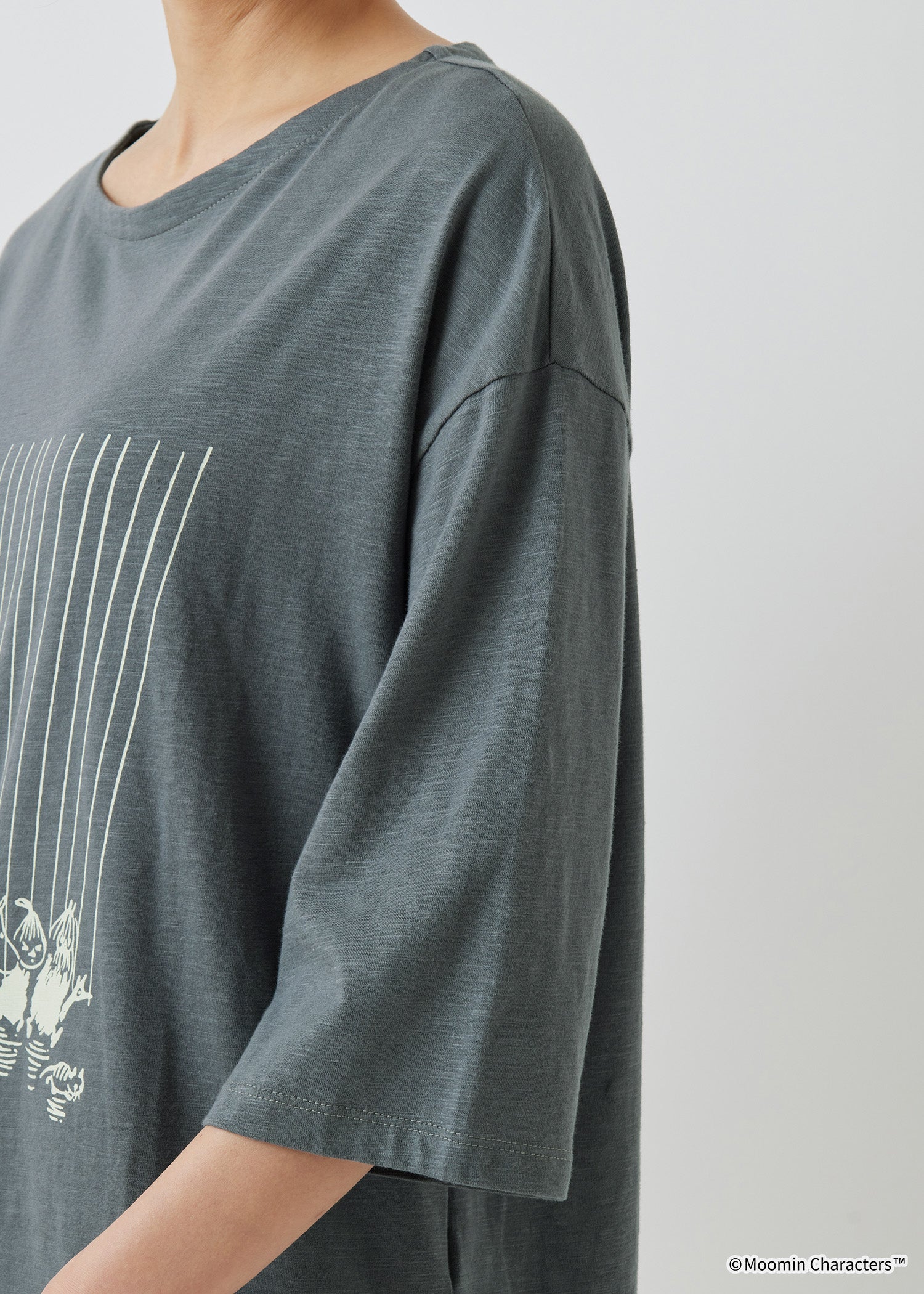 ムーミン オーガニックコットンビッグTシャツ・スコールにあわてるムーミンたち