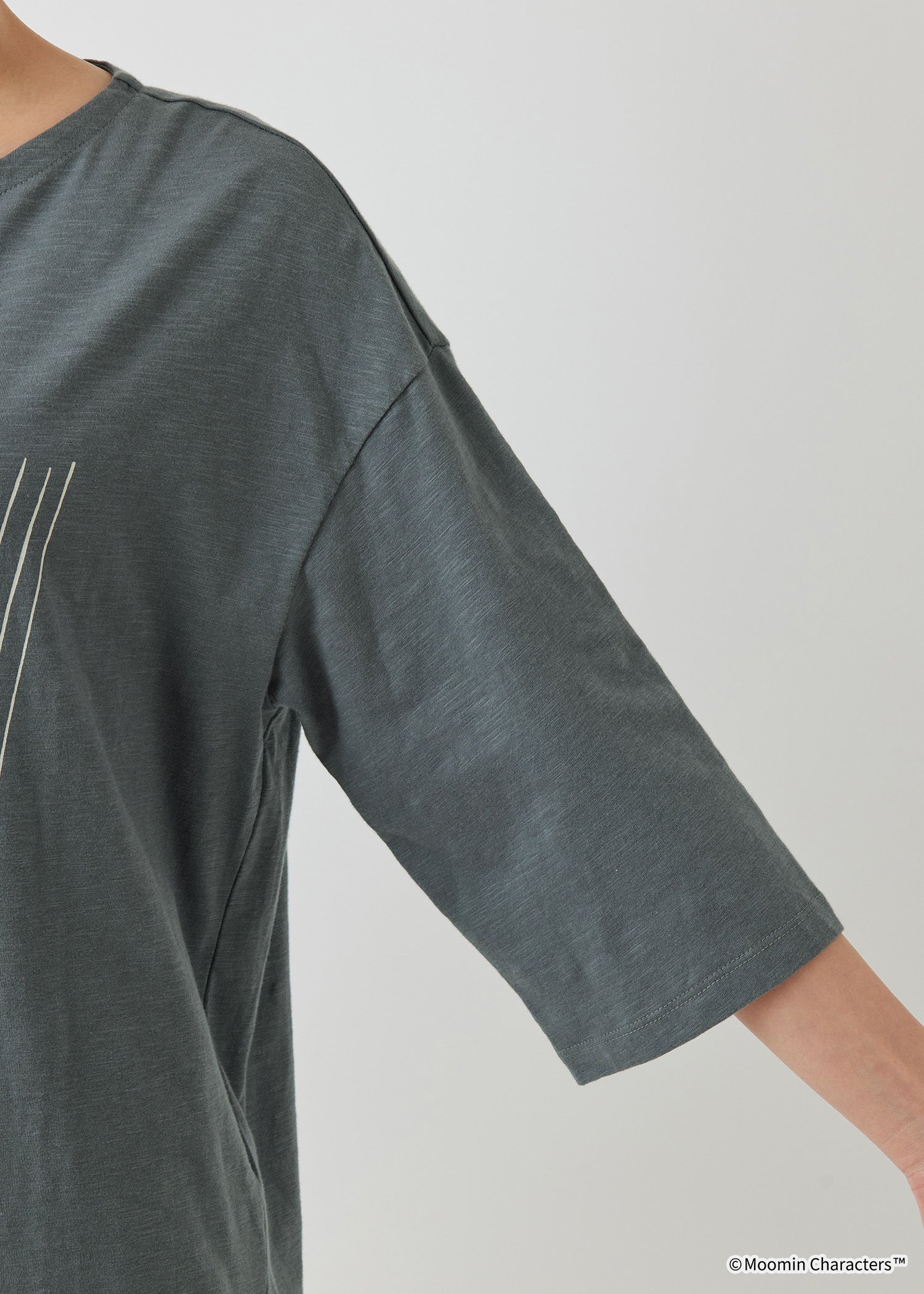 ムーミン オーガニックコットンビッグTシャツ・スコールにあわてるムーミンたち