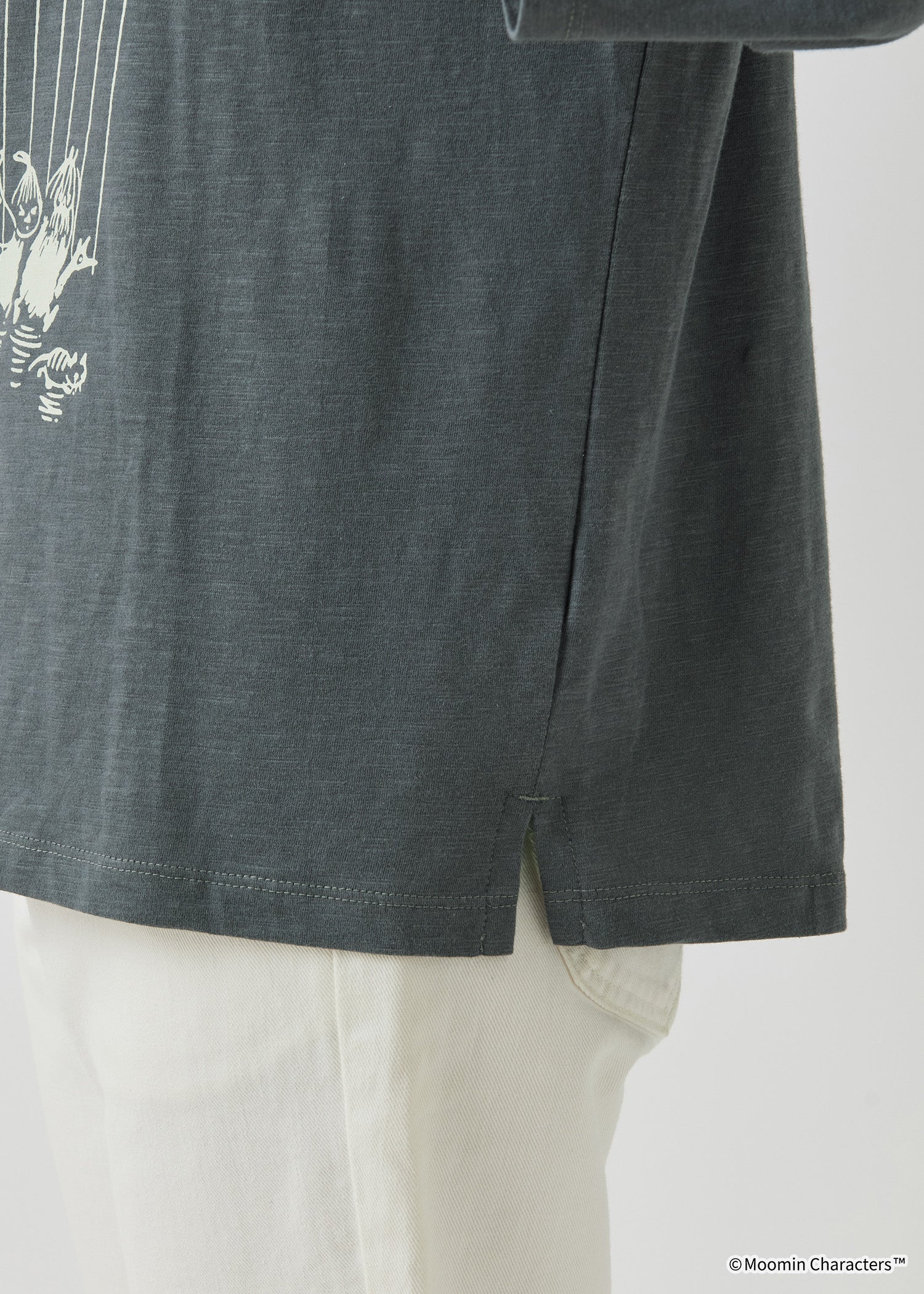 ムーミン オーガニックコットンビッグTシャツ・スコールにあわてるムーミンたち