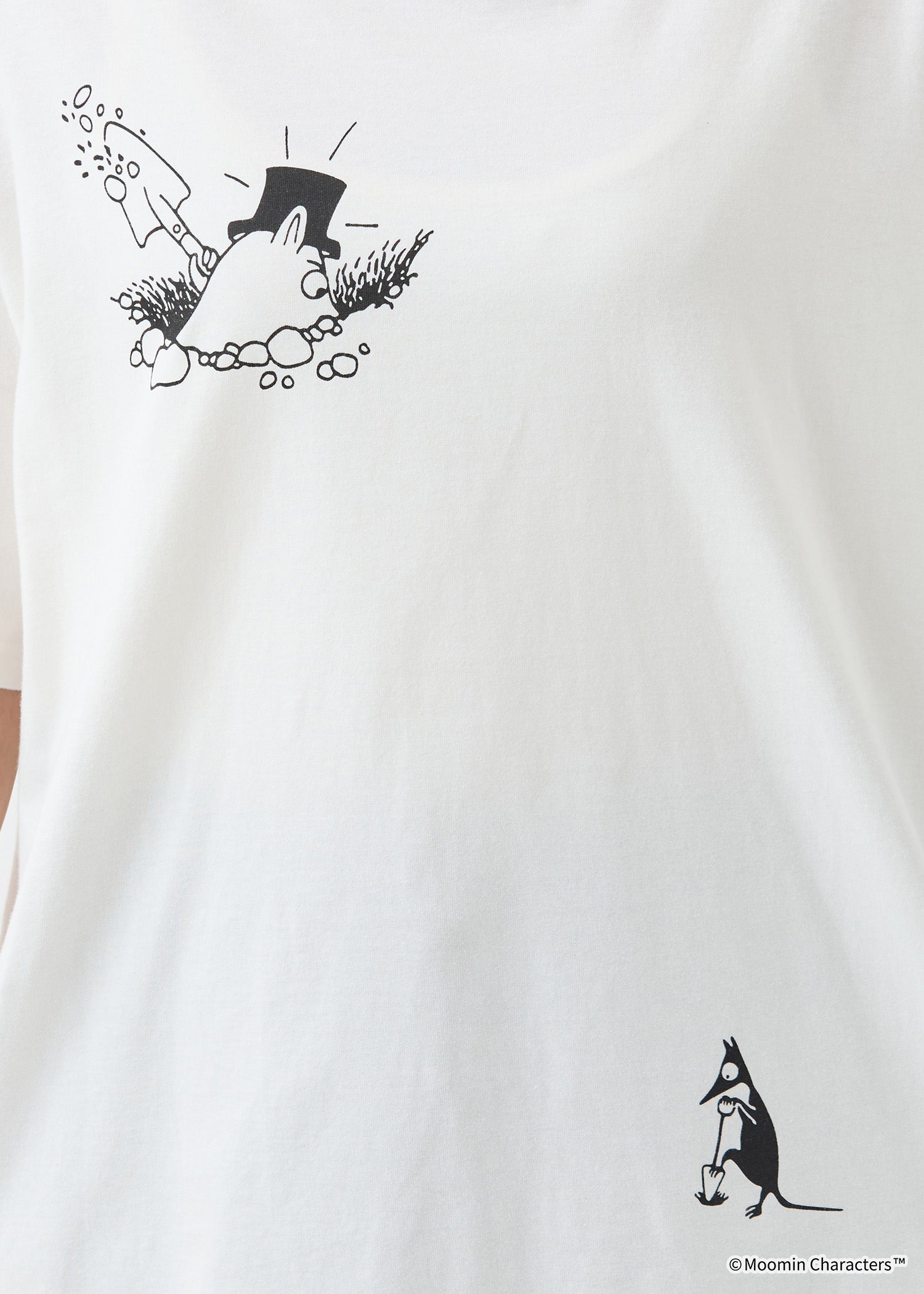 ムーミン オーガニックコットンスリットTシャツ・落とし穴を掘るムーミンパパ