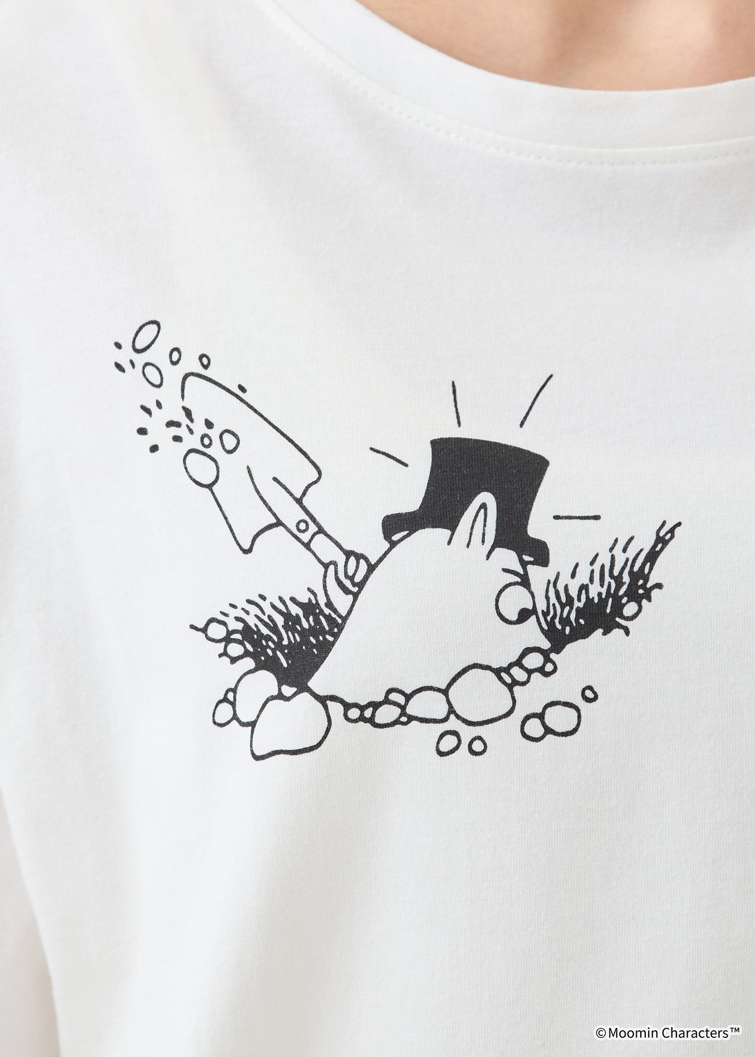 ムーミン オーガニックコットンスリットTシャツ・落とし穴を掘るムーミンパパ