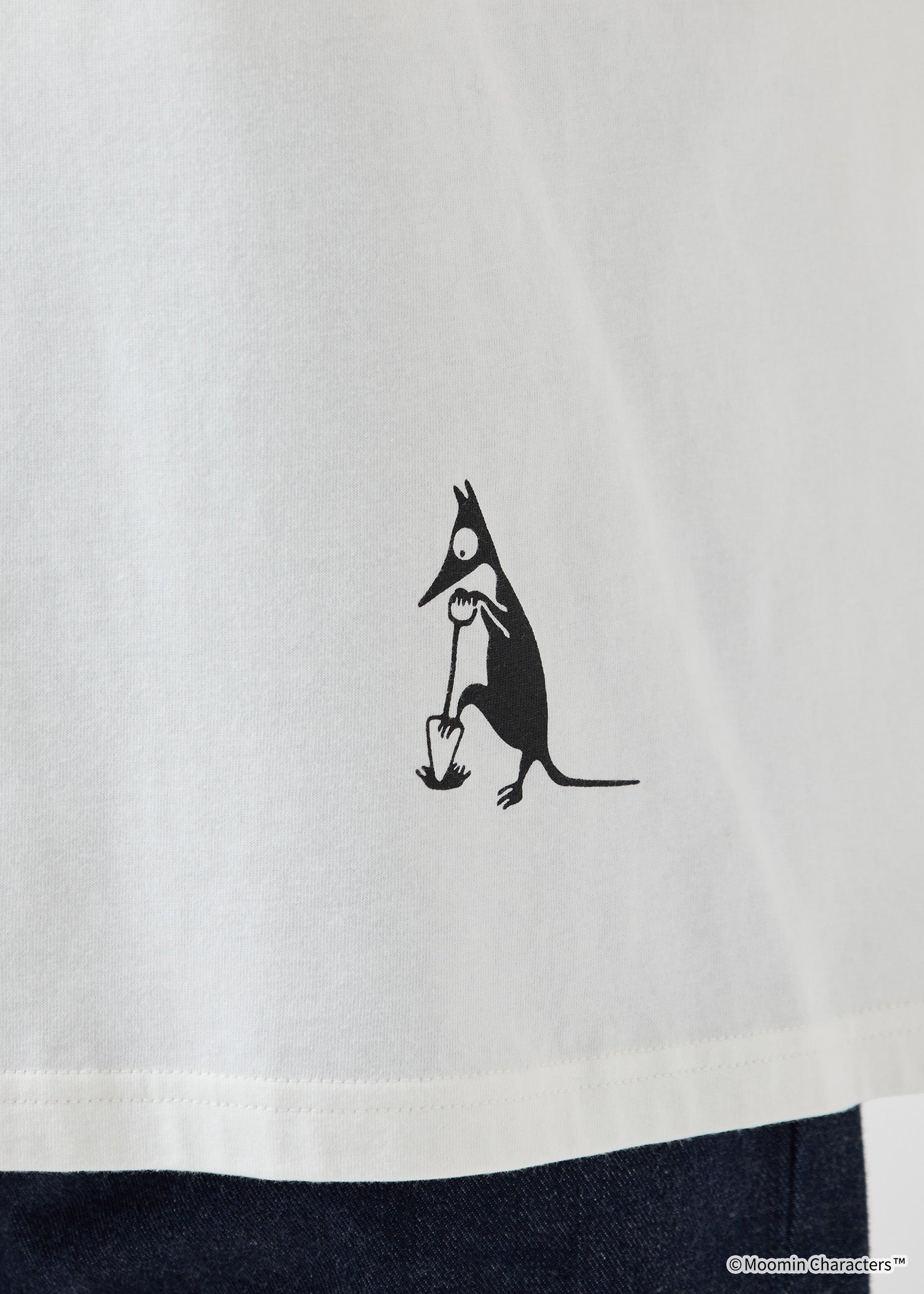 ムーミン オーガニックコットンスリットTシャツ・落とし穴を掘るムーミンパパ