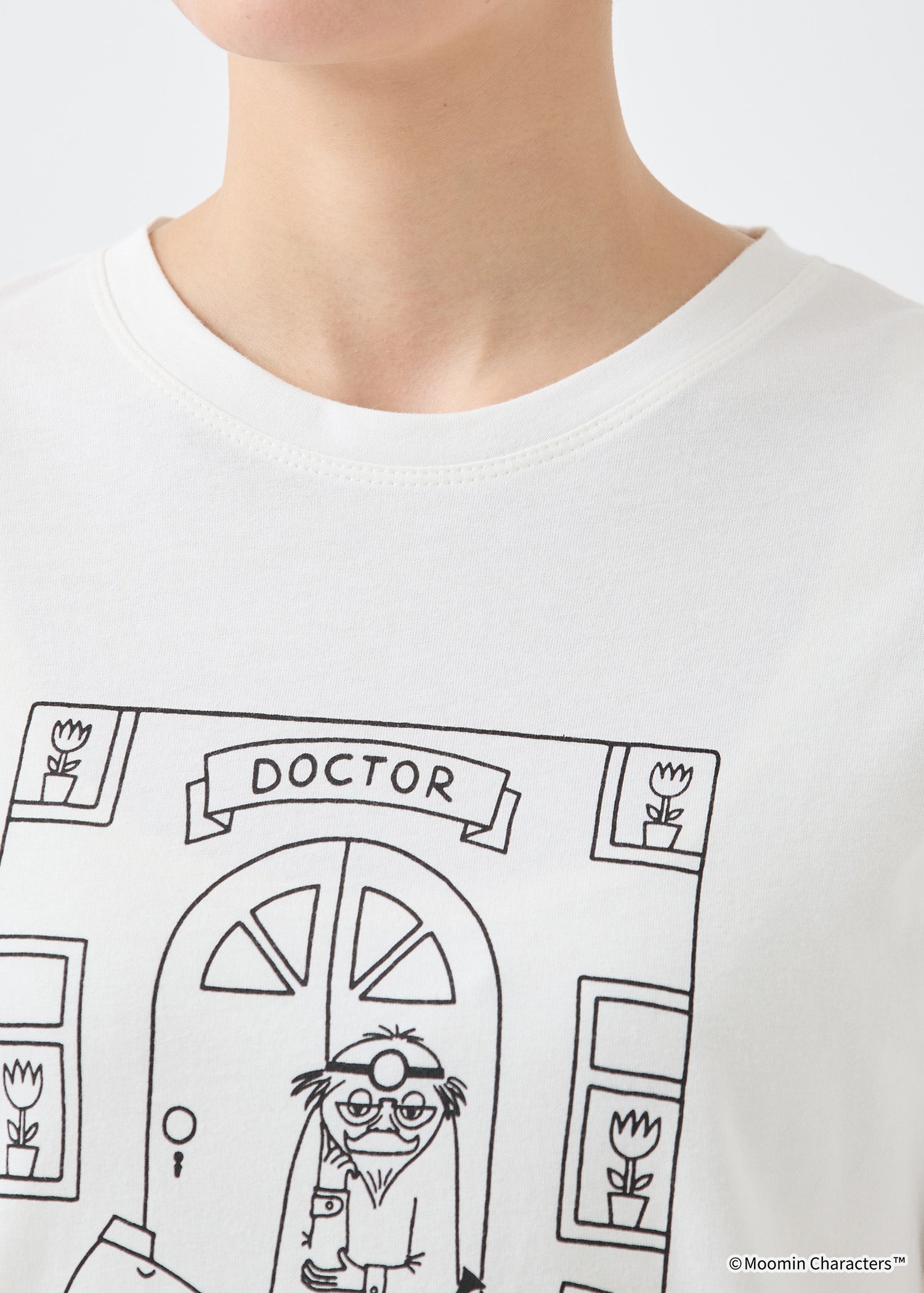 ムーミン オーガニックコットンユニセックスTシャツ・担架で運ばれるムーミントロール