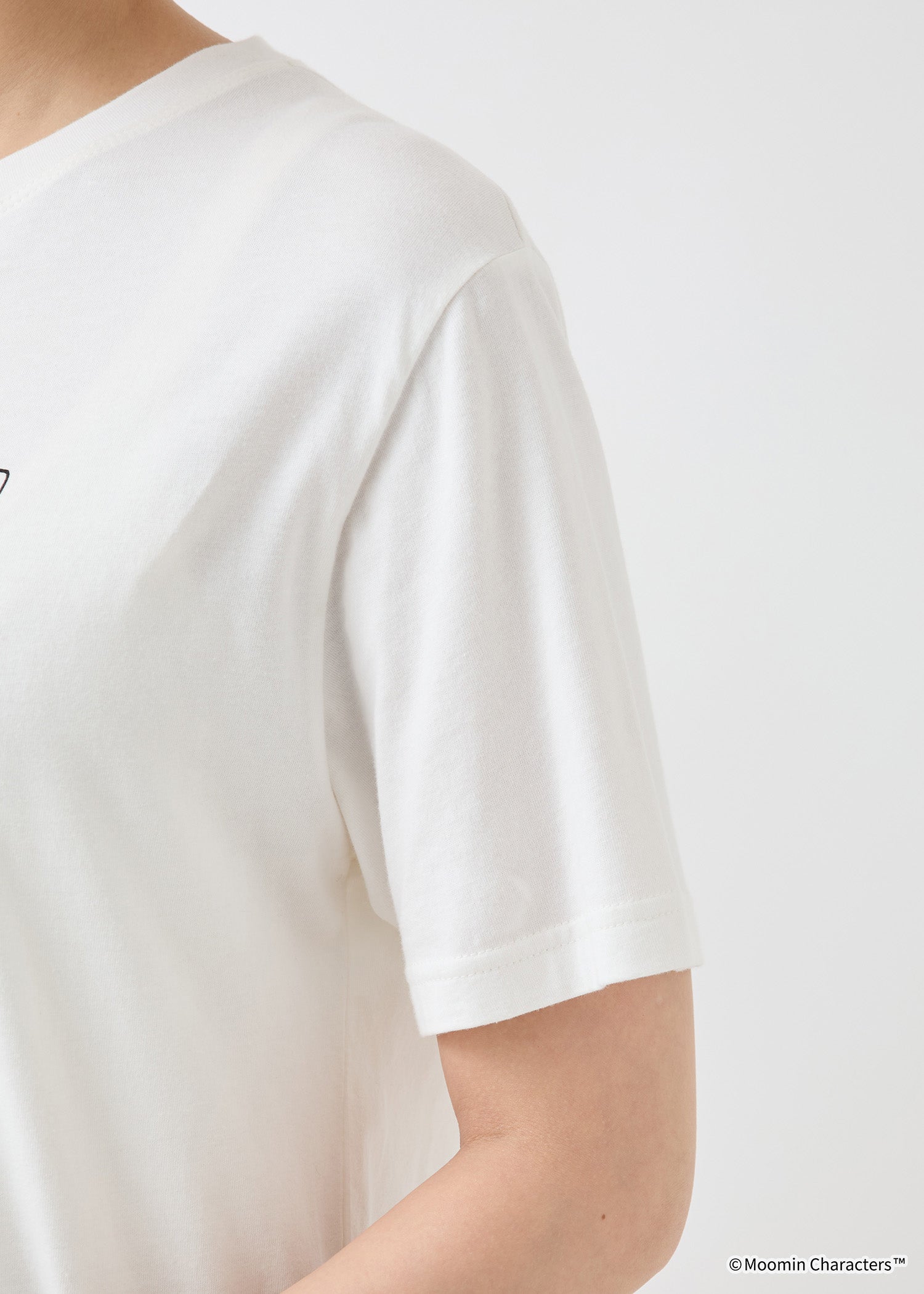 ムーミン オーガニックコットンユニセックスTシャツ・担架で運ばれるムーミントロール