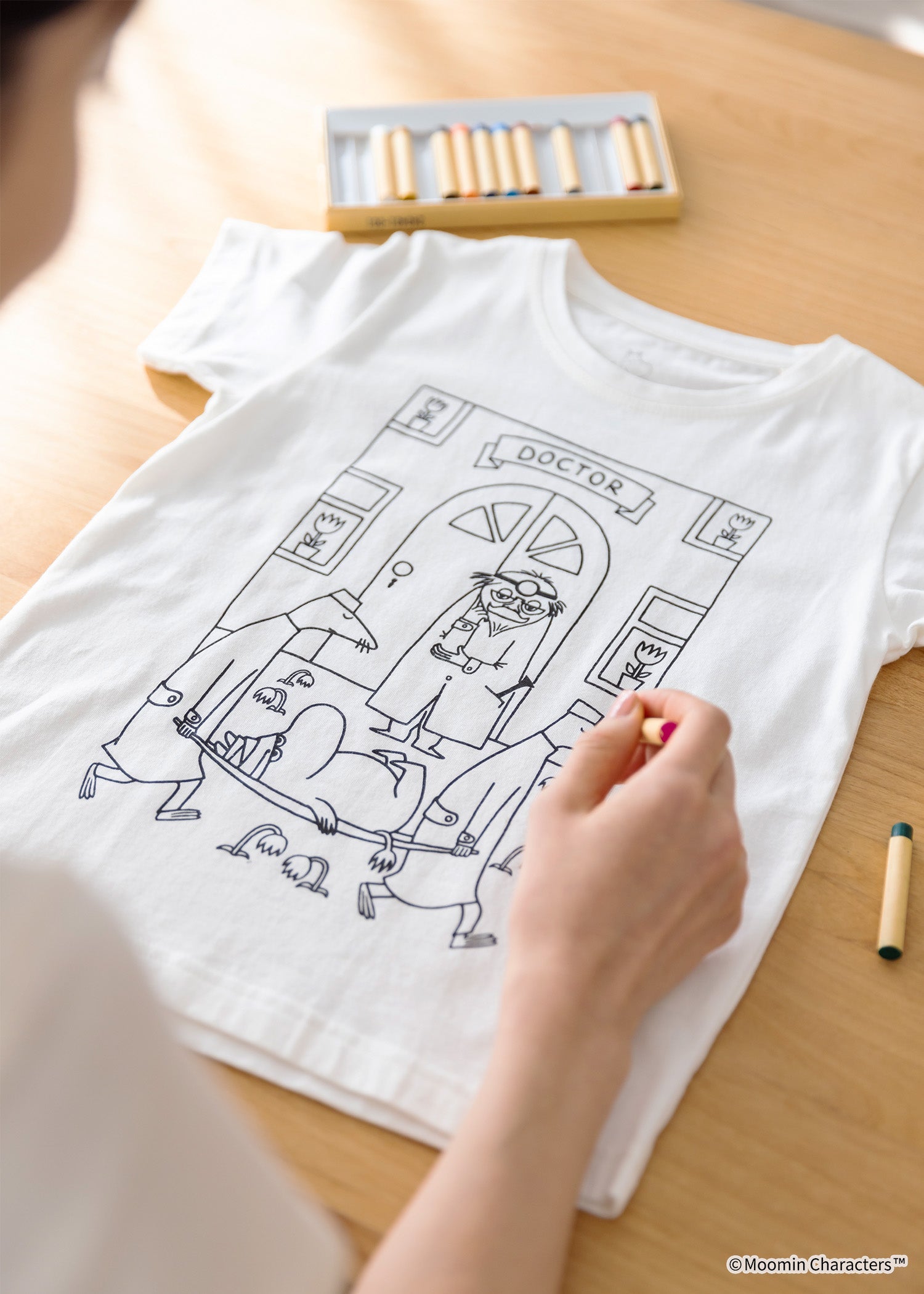 ムーミン オーガニックコットンキッズTシャツ・担架で運ばれるムーミントロール