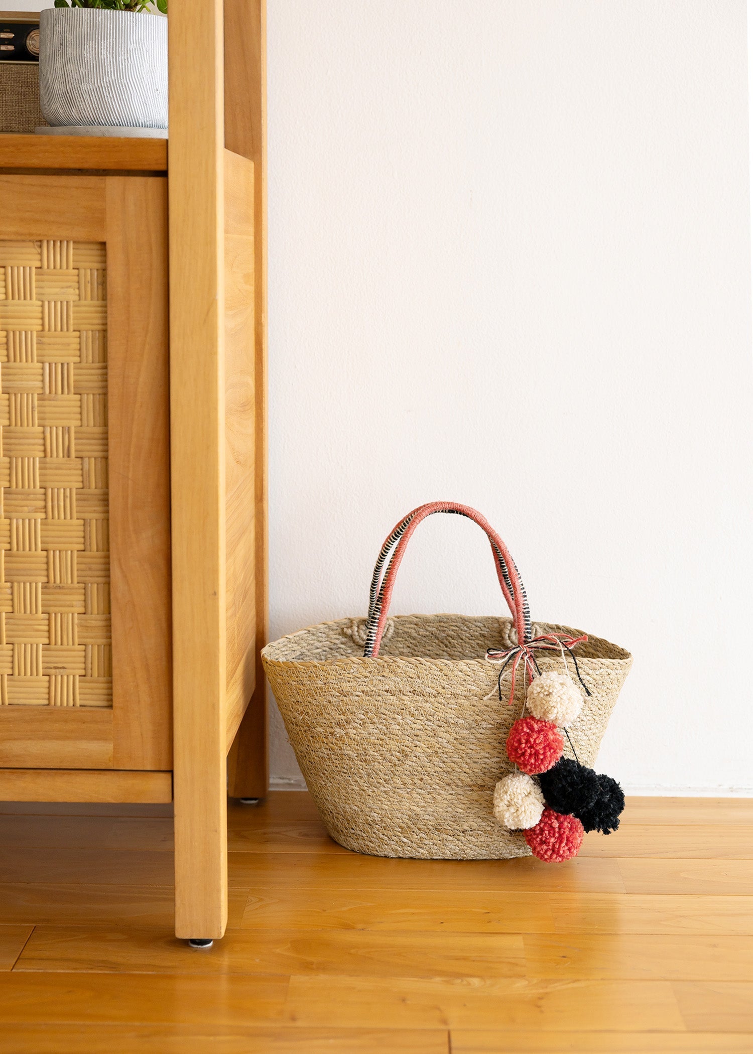 ホグラのポンポンつきかごバッグ(小)