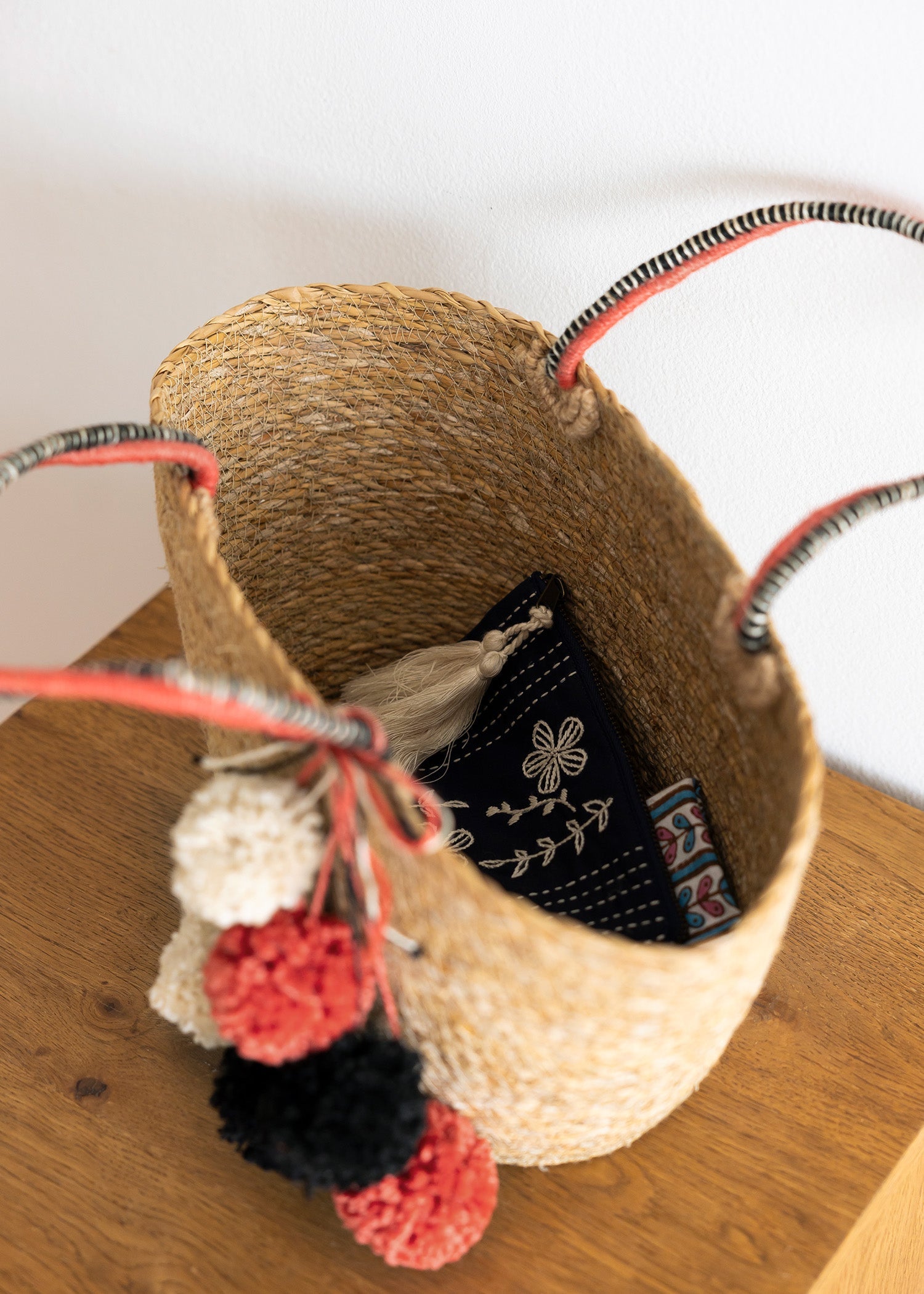 ホグラのポンポンつきかごバッグ(小)