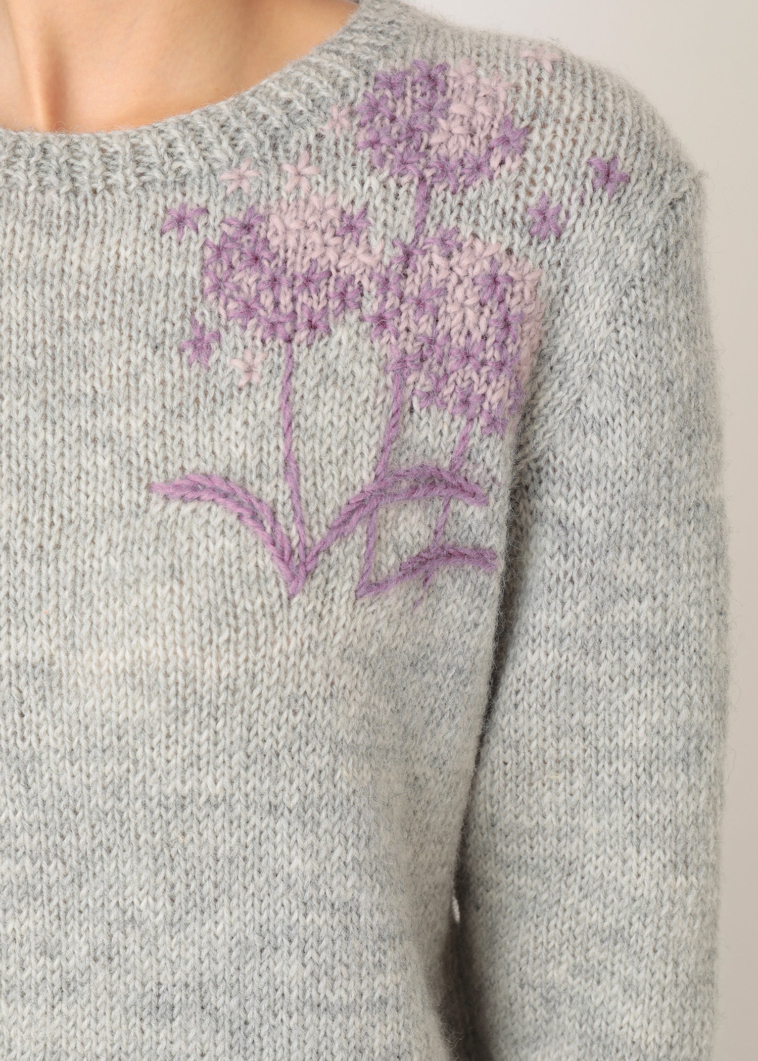 手編みフラワーモチーフ手刺繍プルオーバー