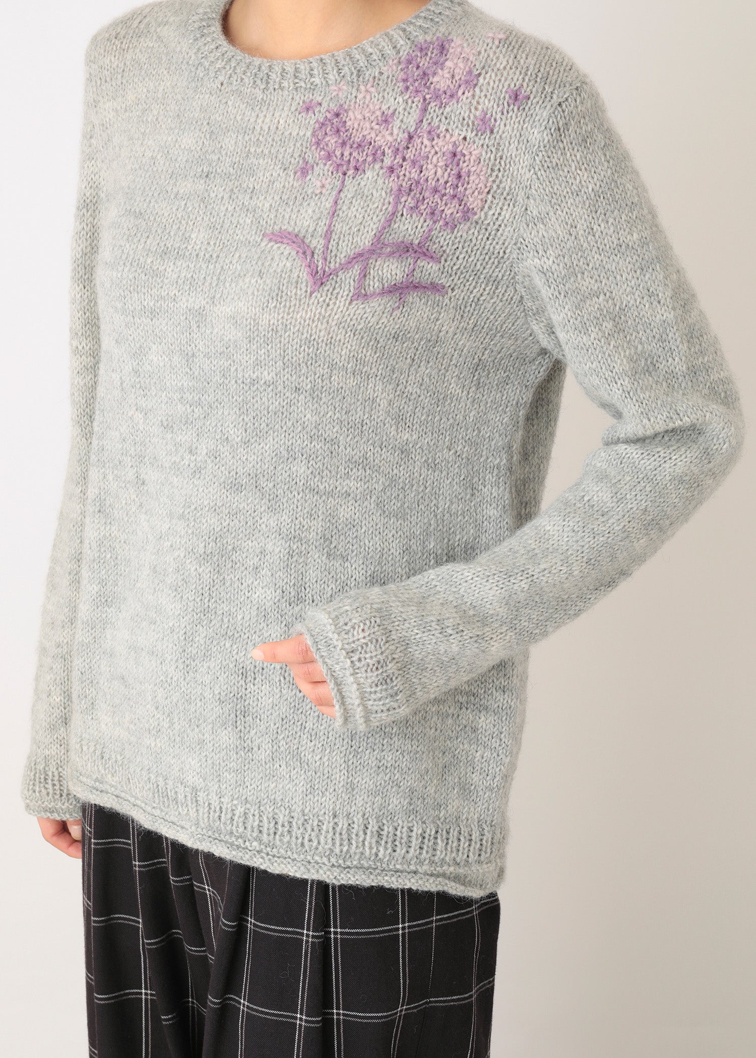 手編みフラワーモチーフ手刺繍プルオーバー