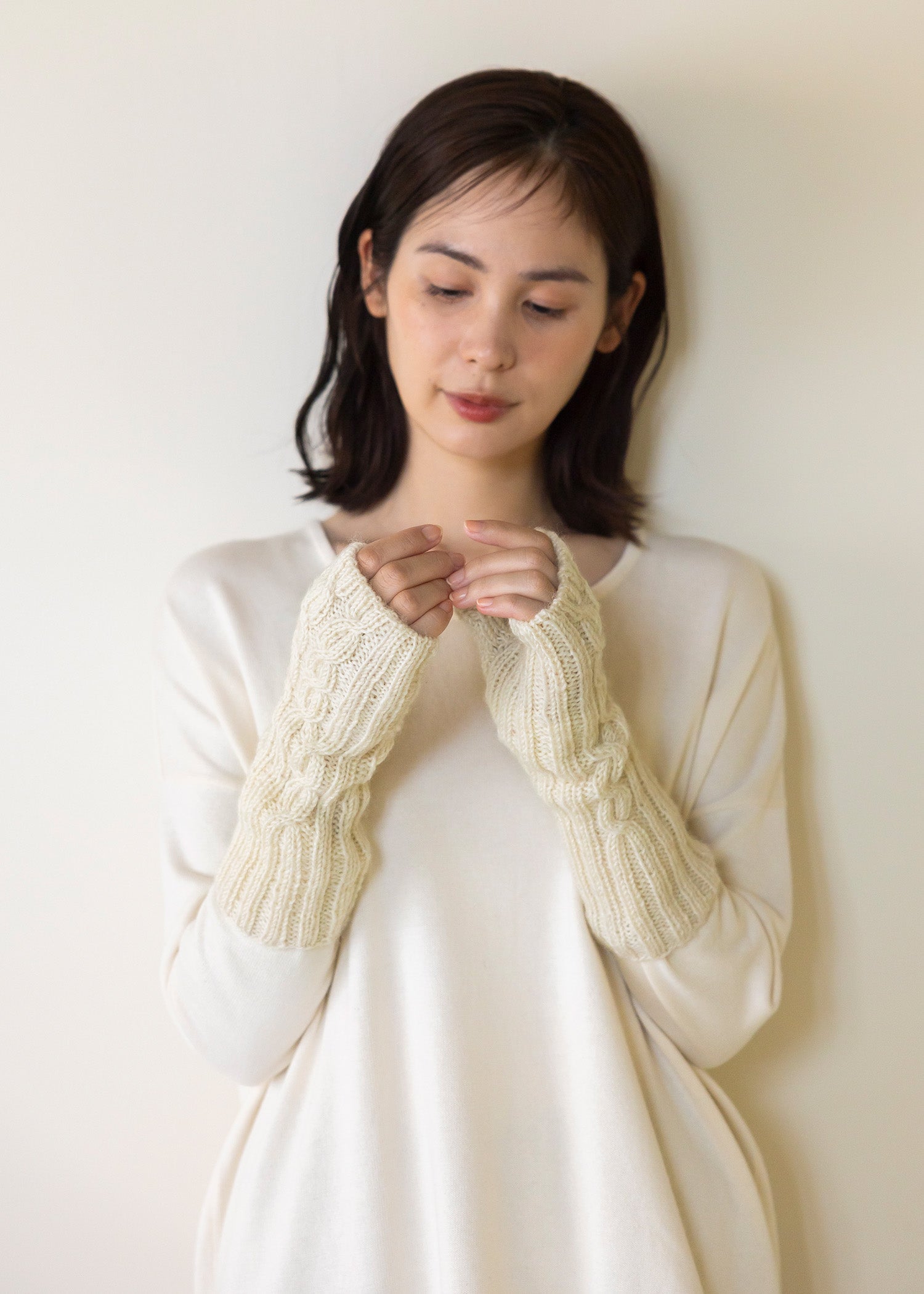 手編みケーブル柄ロングアームウォーマー