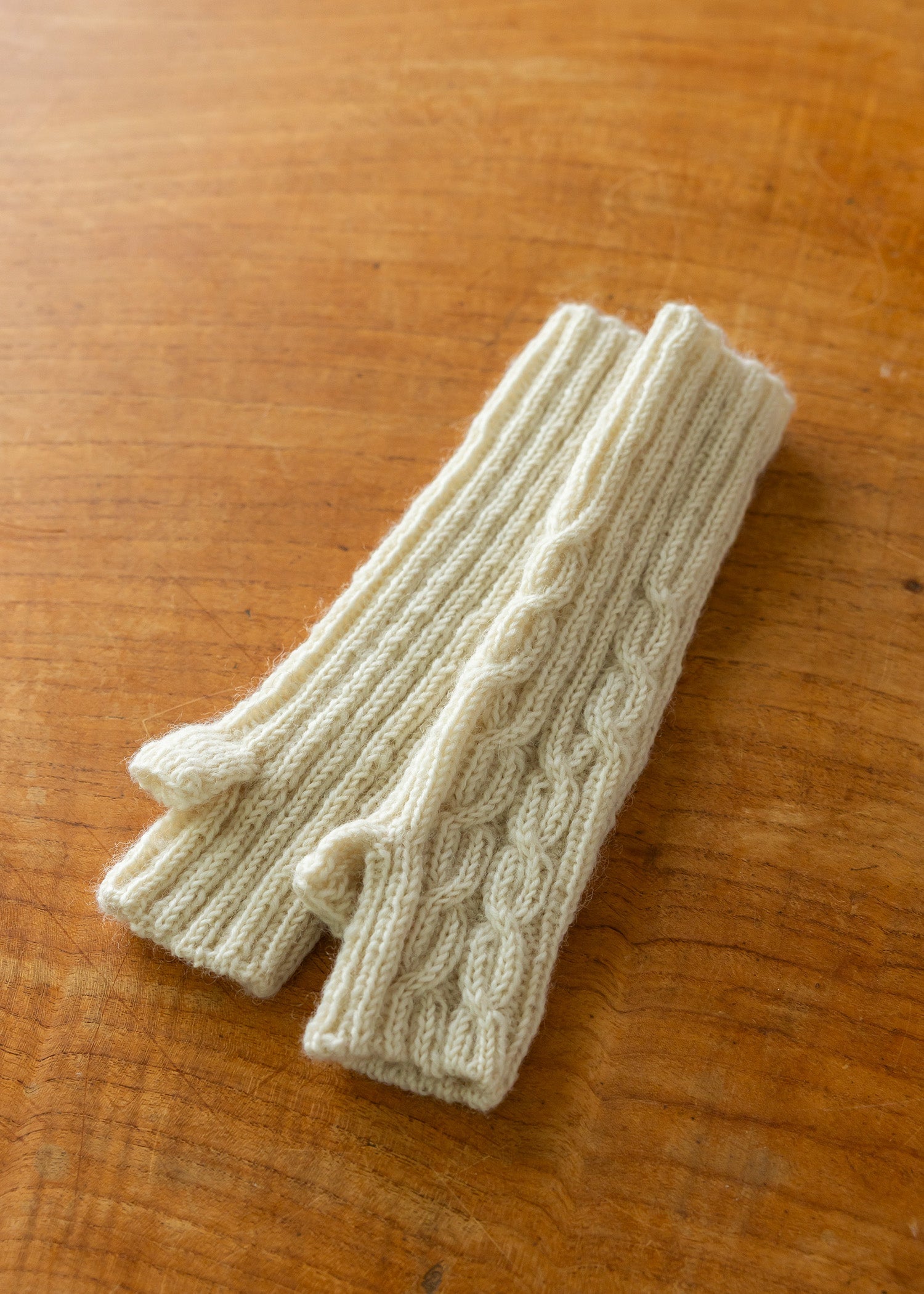 手編みケーブル柄ロングアームウォーマー