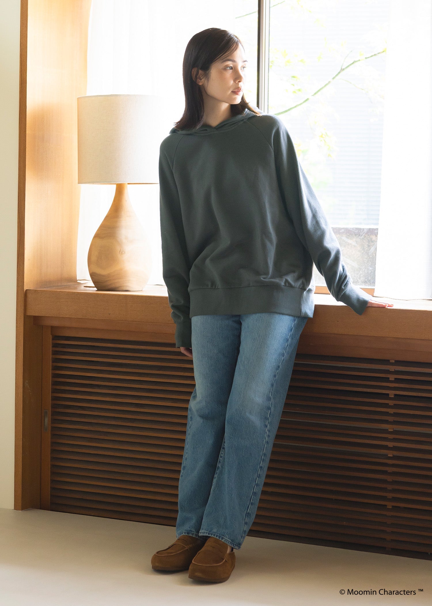 ムーミン オーガニックコットン ユニセックス裏毛フーディー・スキーするミムラねえさんバックプリント