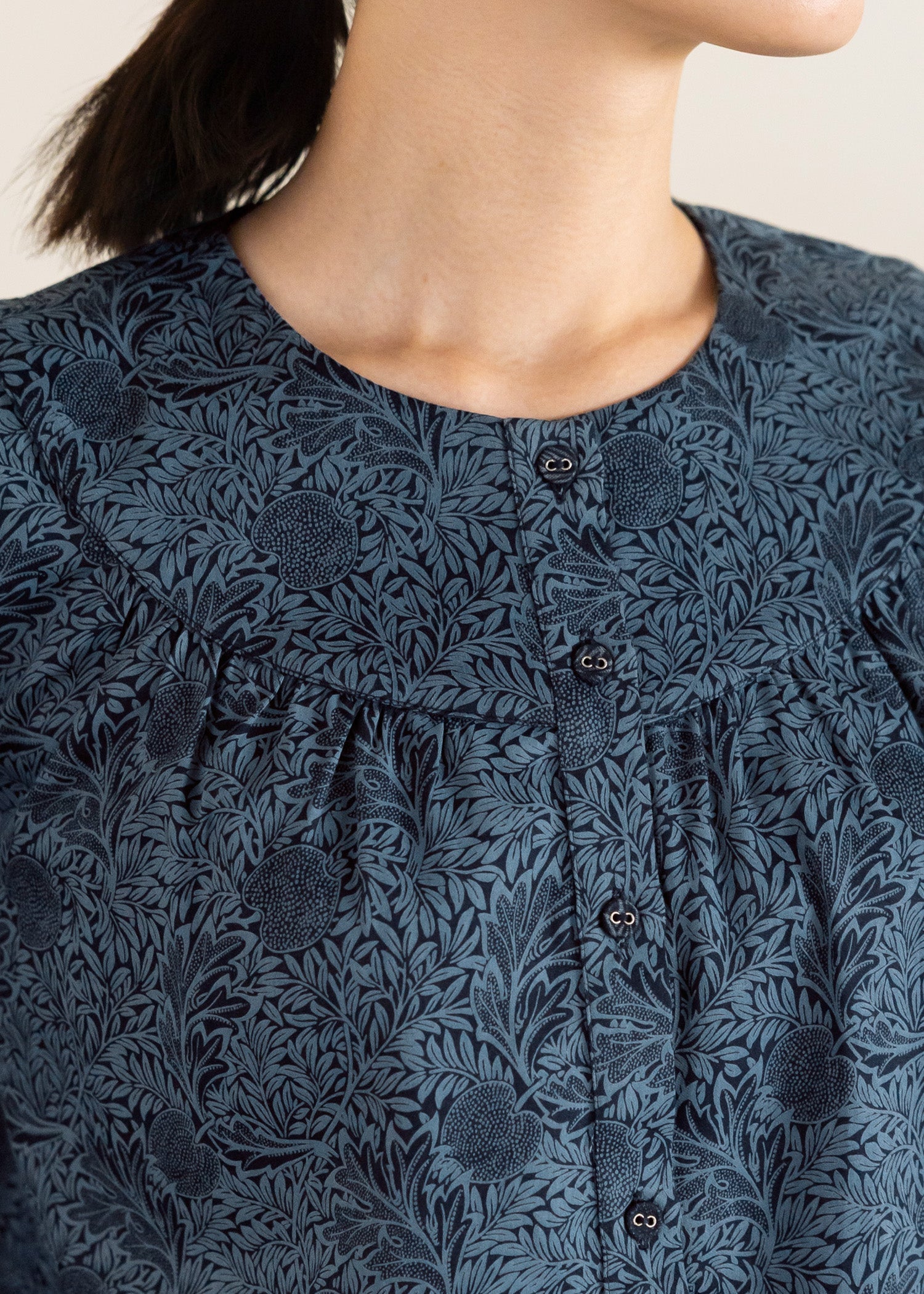 V&A オーガニックコットンサテン ラウンドヨークブラウス アップル柄