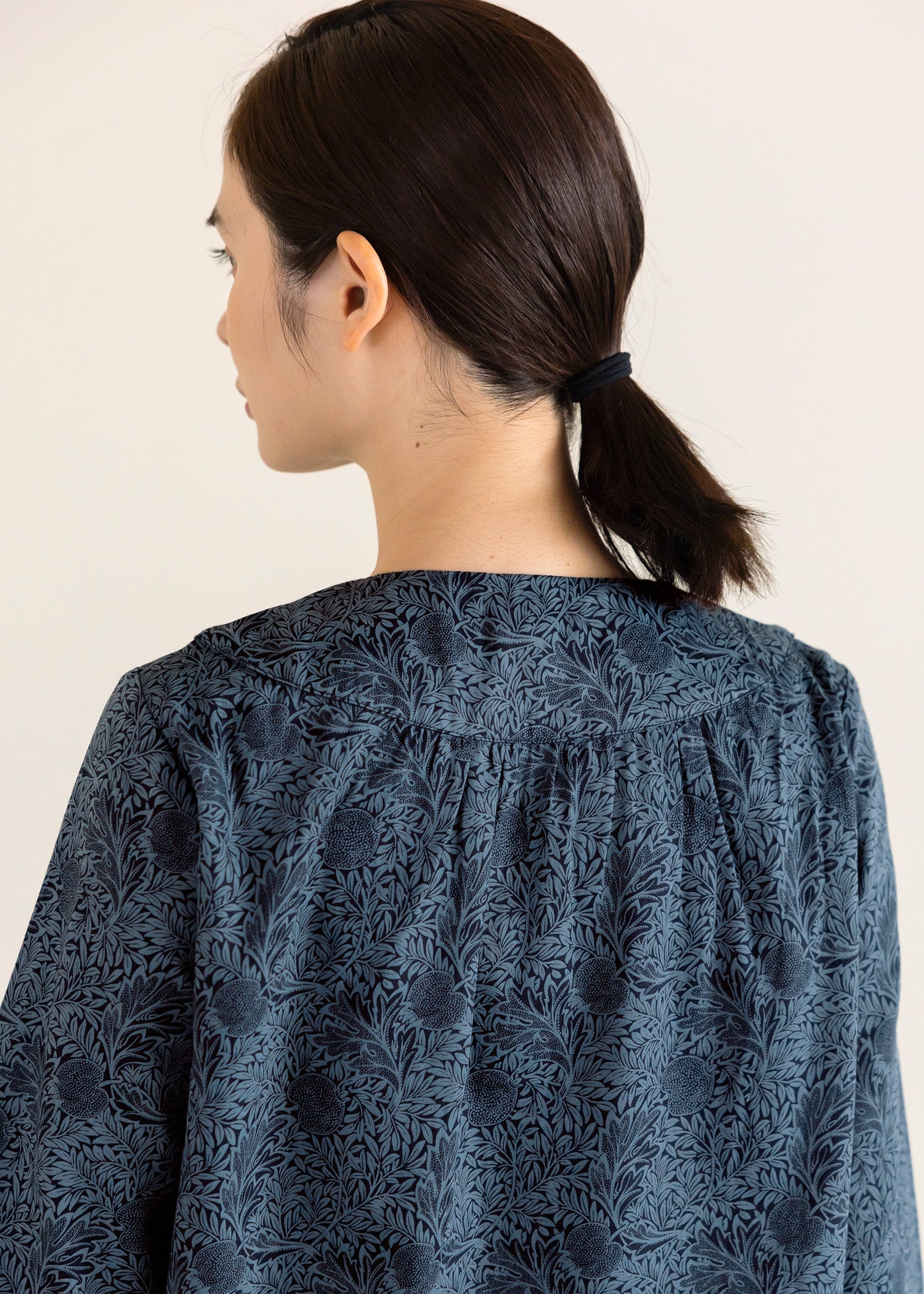 V&A オーガニックコットンサテン ラウンドヨークブラウス アップル柄