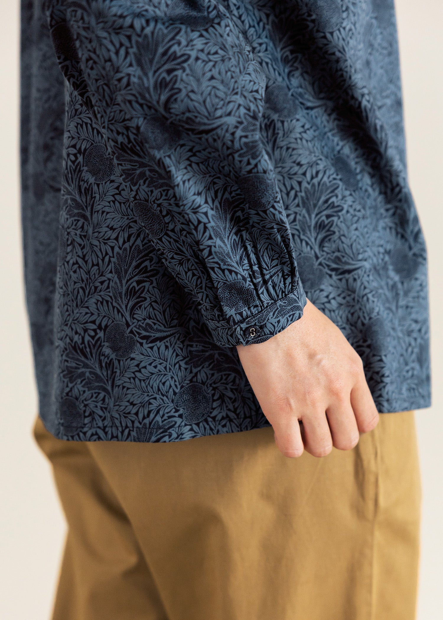 V&A オーガニックコットンサテン ラウンドヨークブラウス アップル柄