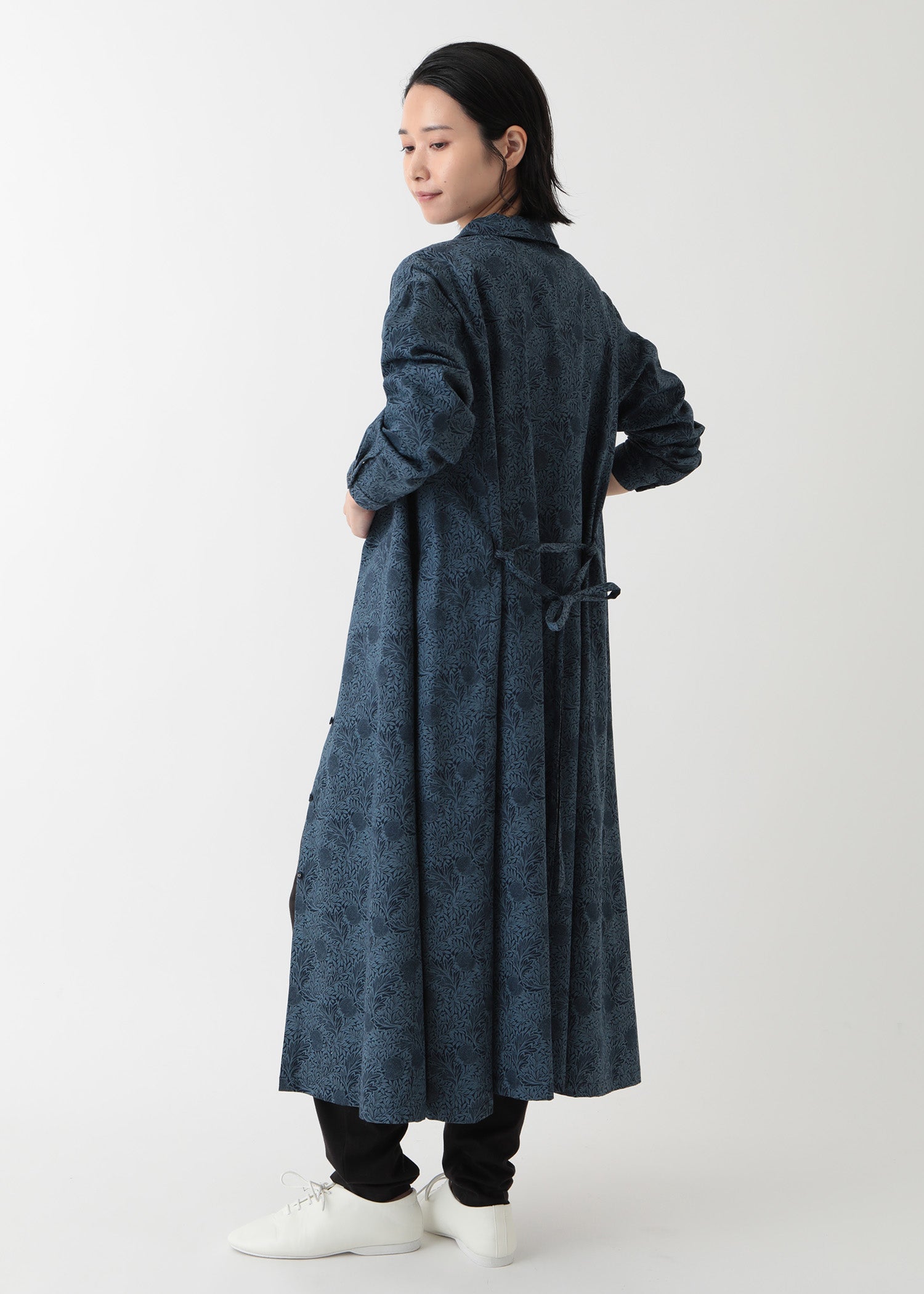 V&A オーガニックコットンサテン シャツワンピース アップル柄