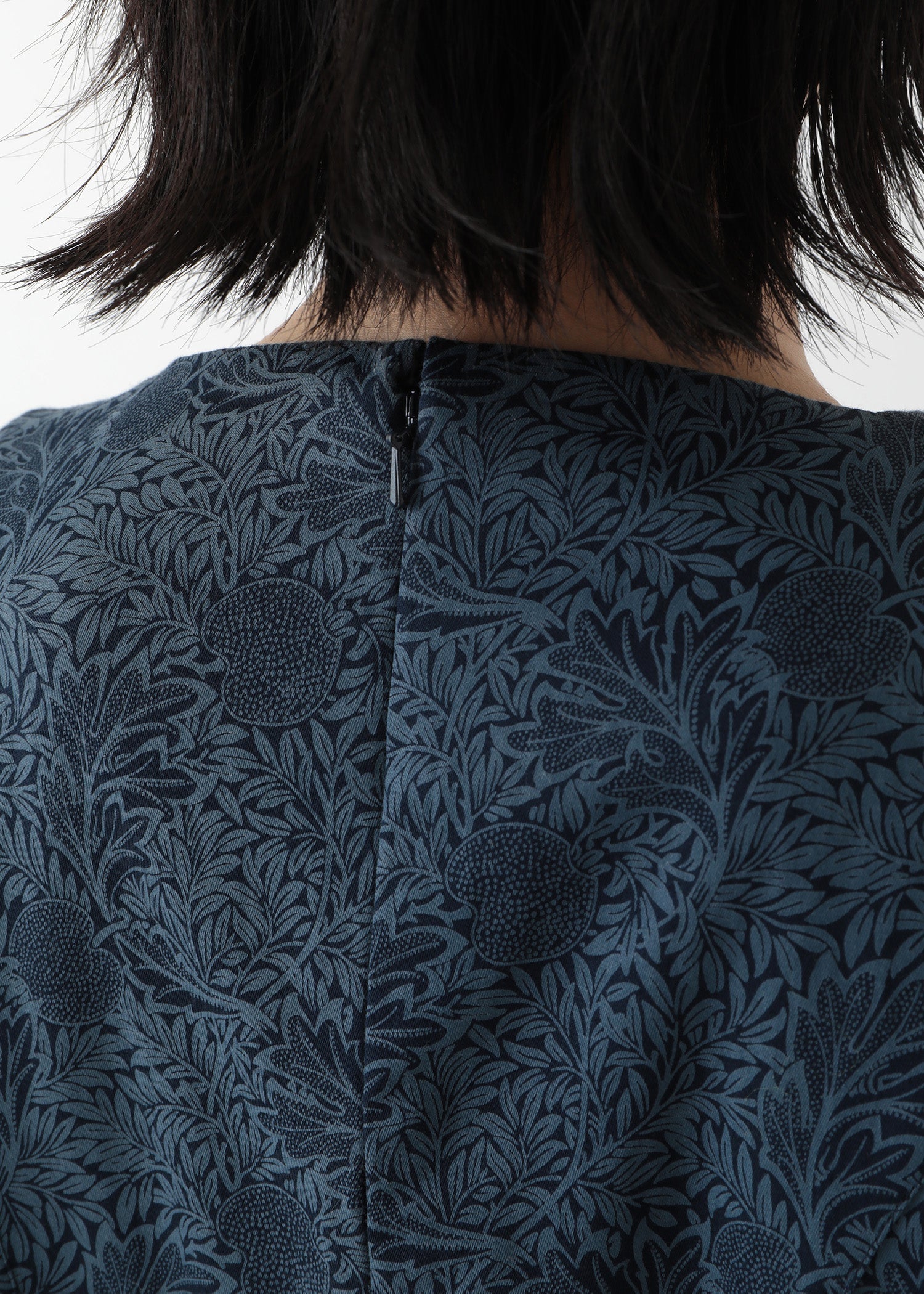 V&A オーガニックコットンサテンミディドレス アップル柄