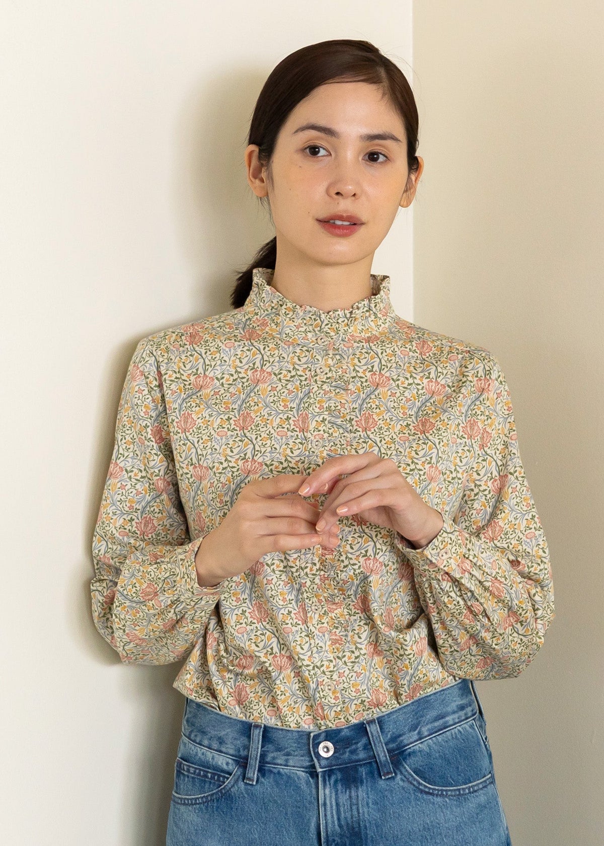 V＆A オーガニックコットンサテン フリルスタンドカラーブラウス 