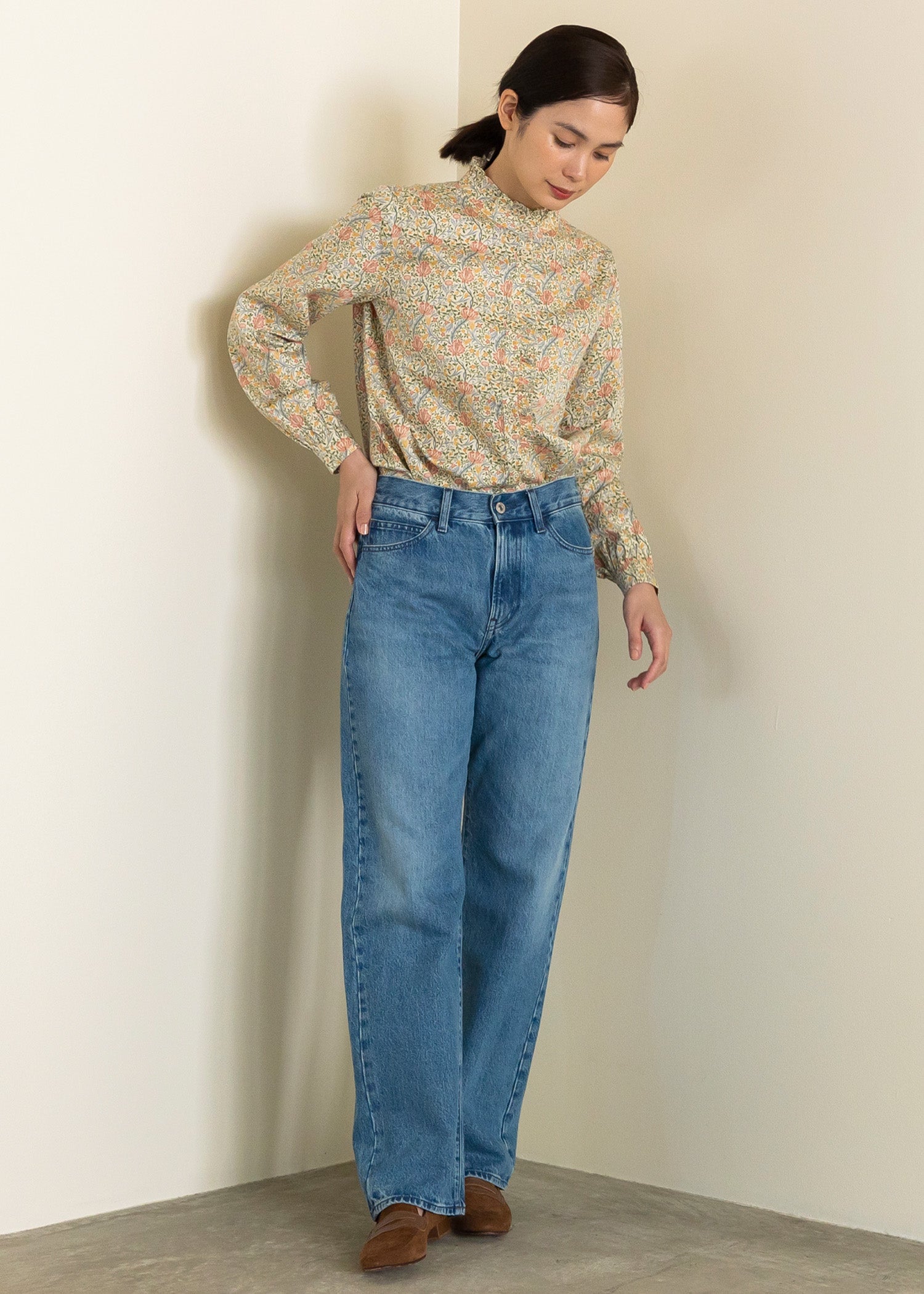 V&A オーガニックコットンサテン フリルスタンドカラーブラウス フローラ柄