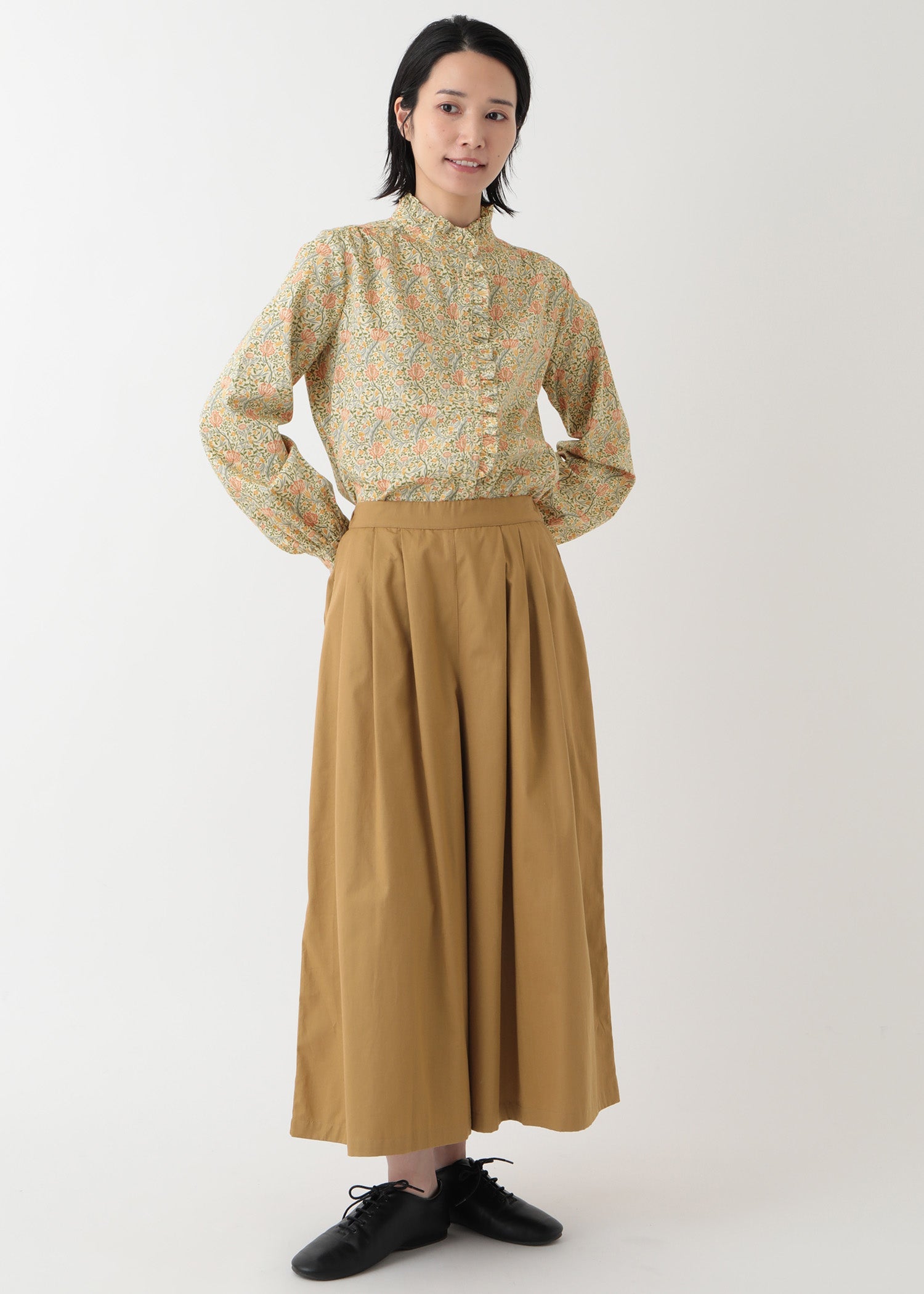 V&A オーガニックコットンサテン フリルスタンドカラーブラウス フローラ柄