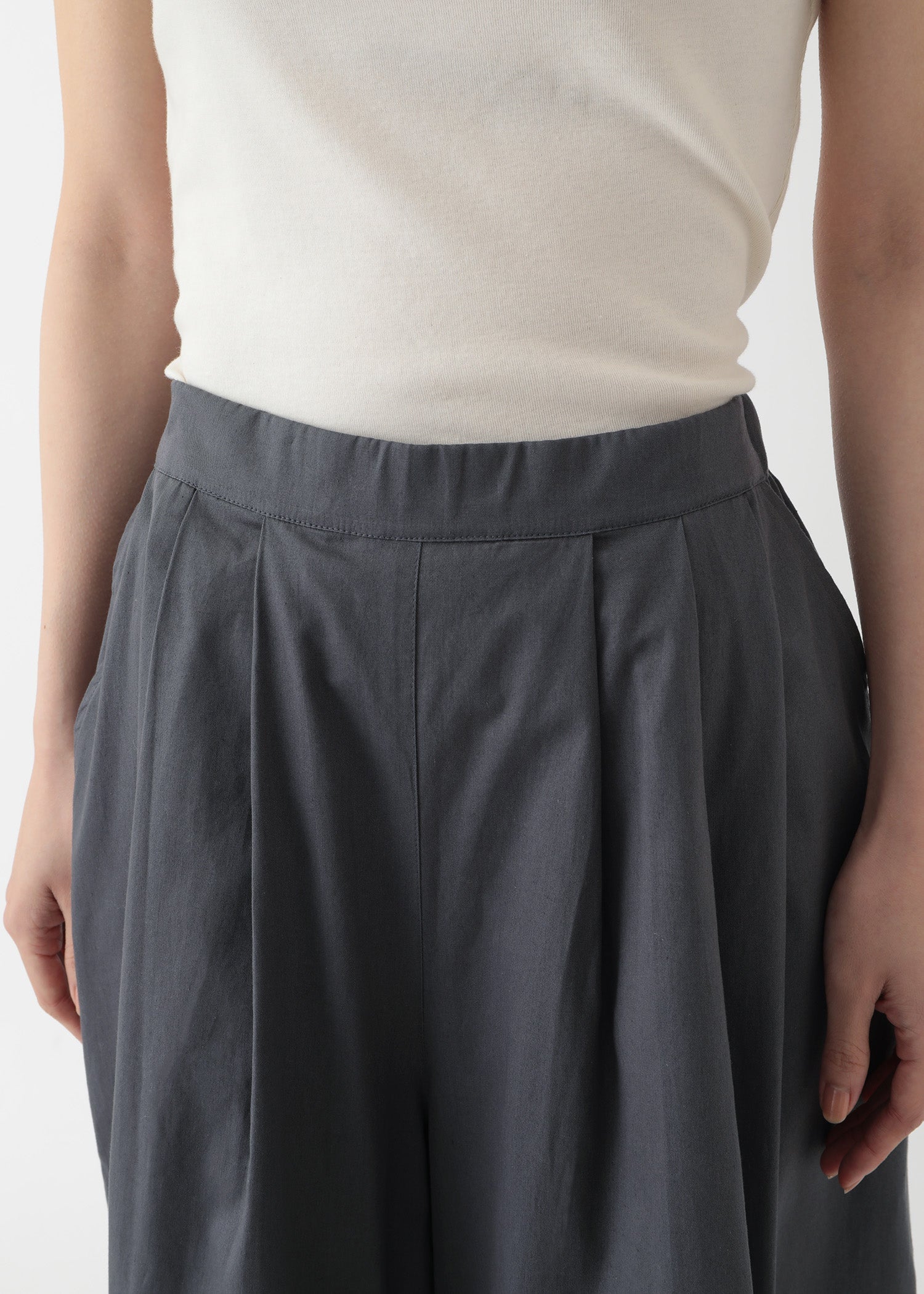 オーガニックコットンツイル タックボリュームパンツ