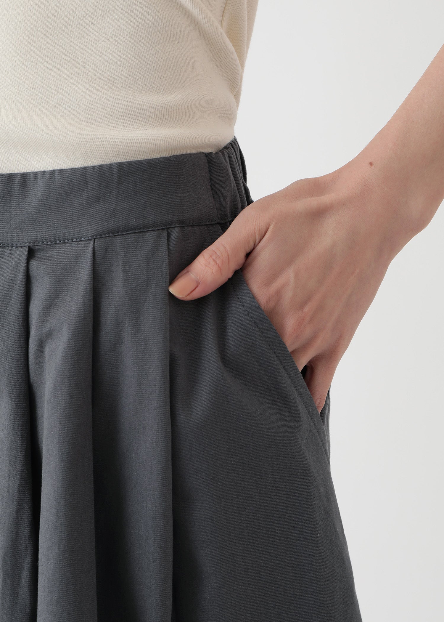 オーガニックコットンツイル タックボリュームパンツ