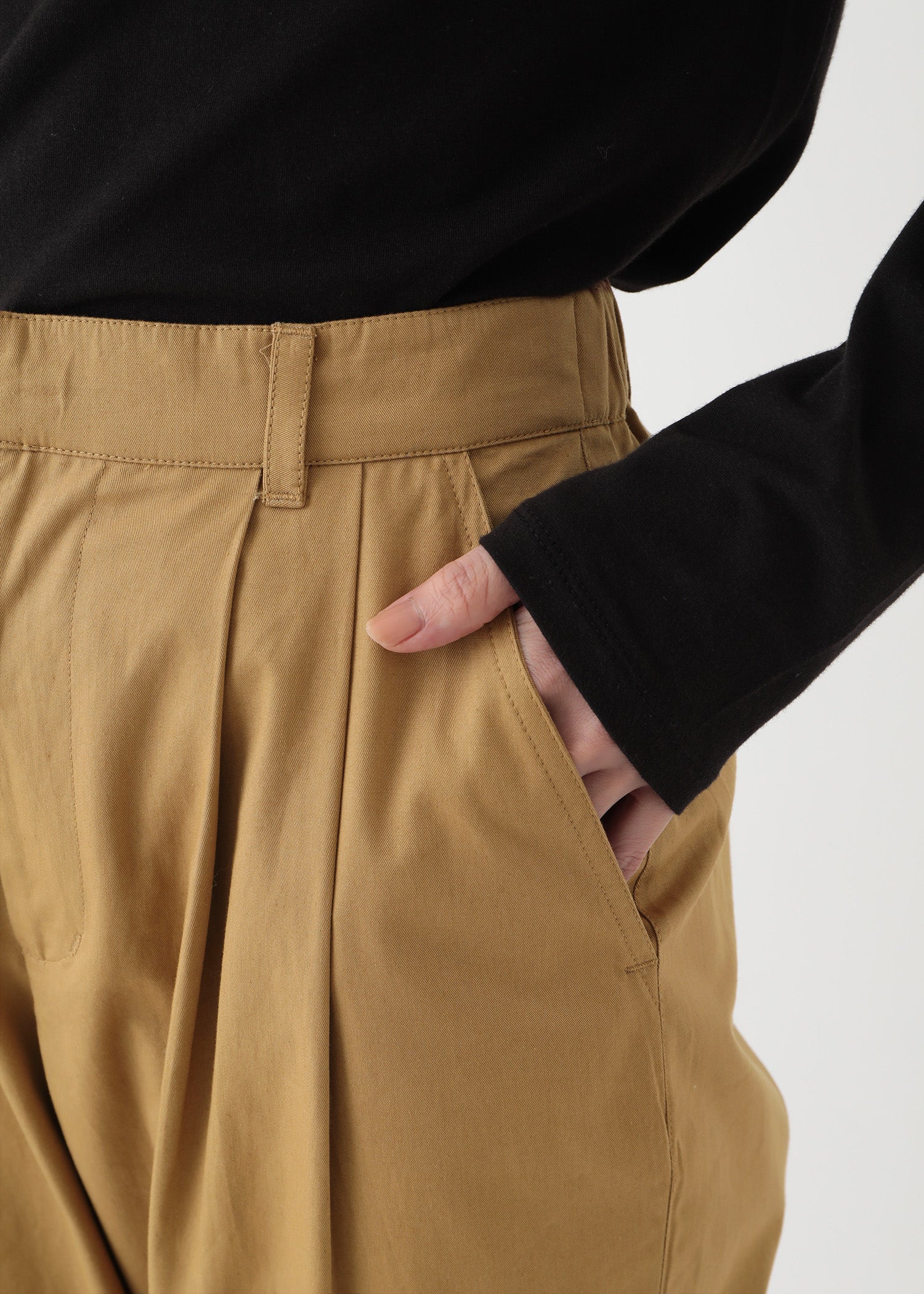 オーガニックコットンツイル タックテーパードパンツ