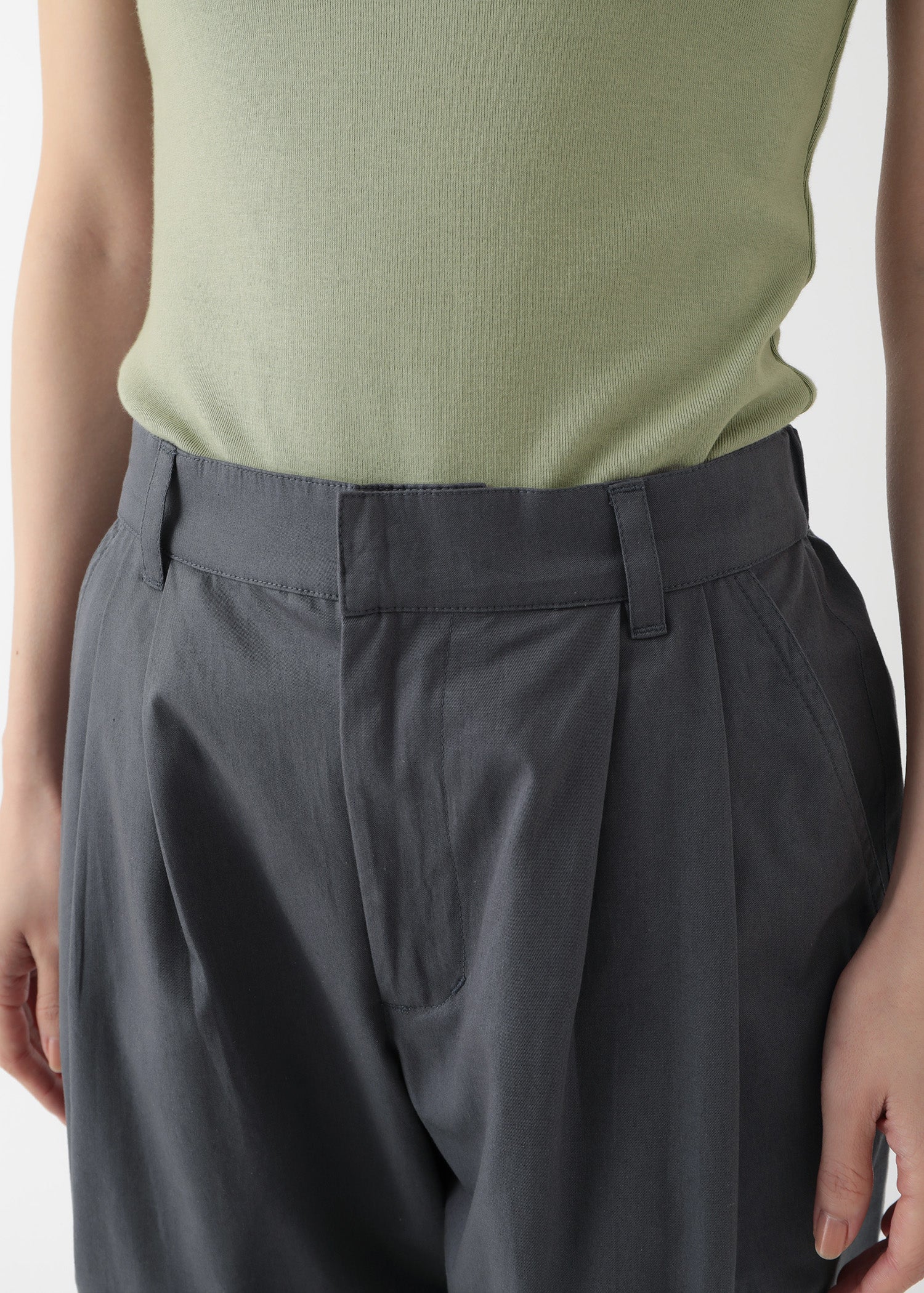 オーガニックコットンツイル タックテーパードパンツ