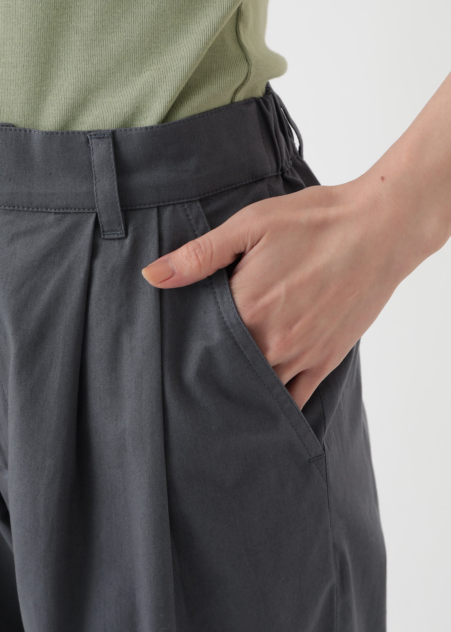 オーガニックコットンツイル タックテーパードパンツ