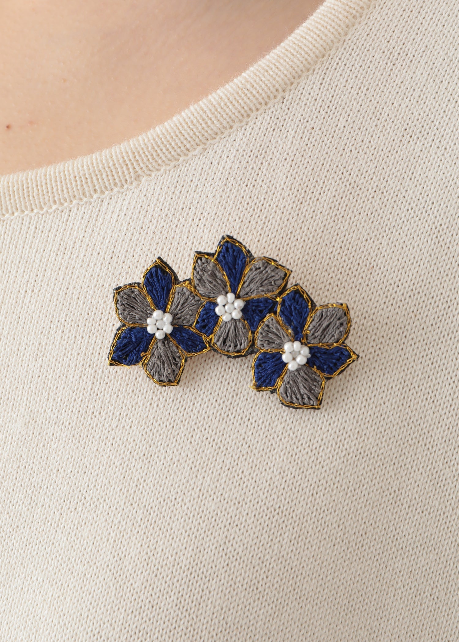 手刺繍ブローチ ベルフラワー