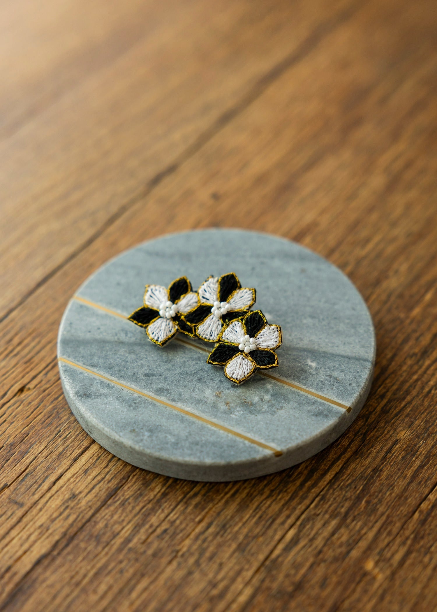 手刺繍ブローチ ベルフラワー